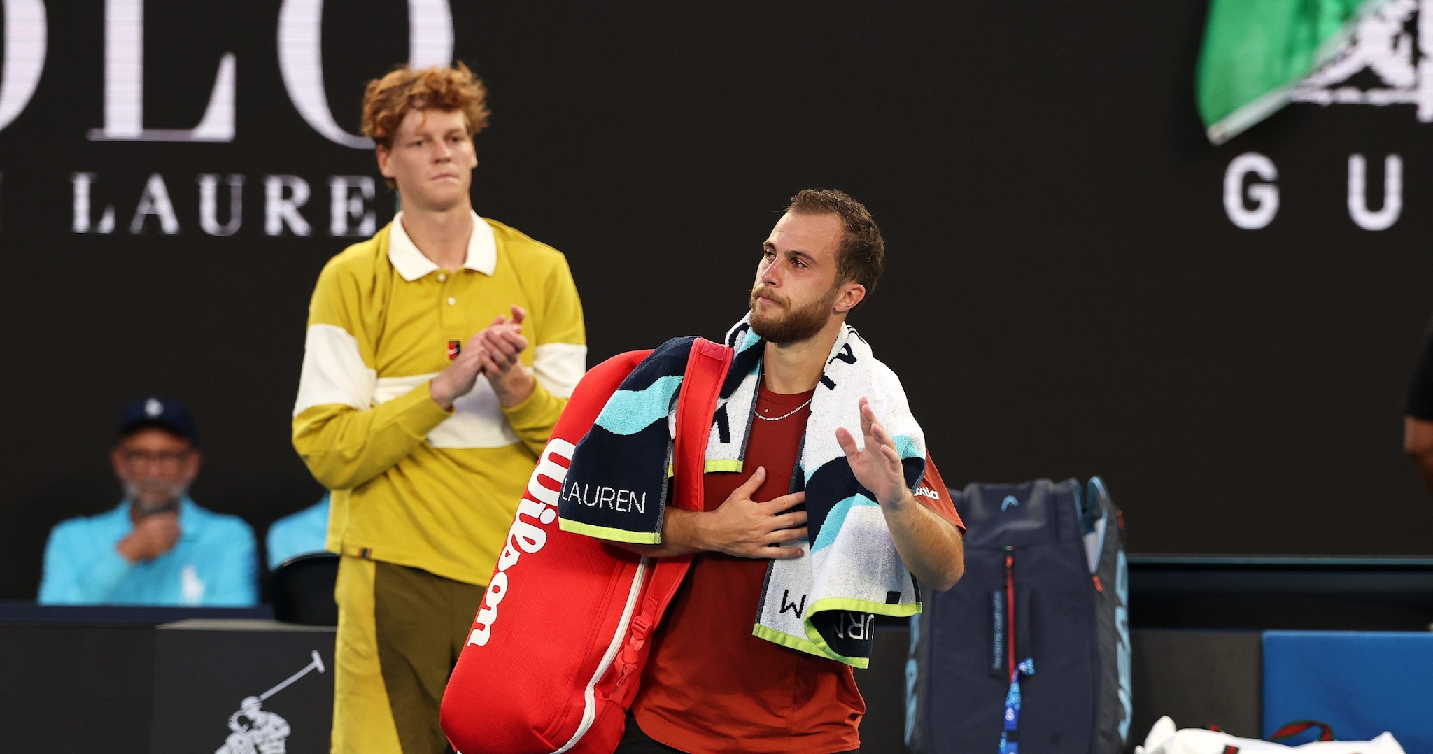 Cosa sta succedendo agli Australian Open per colpa del caldo torrido e di un virus implacabile