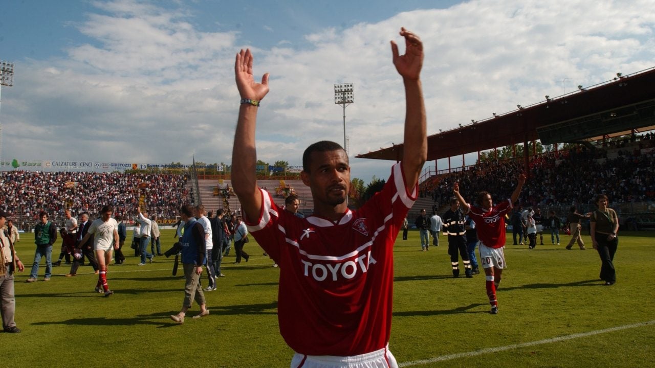 Zé Maria mentre saluta il pubblico di Perugia dopo una vittoria.