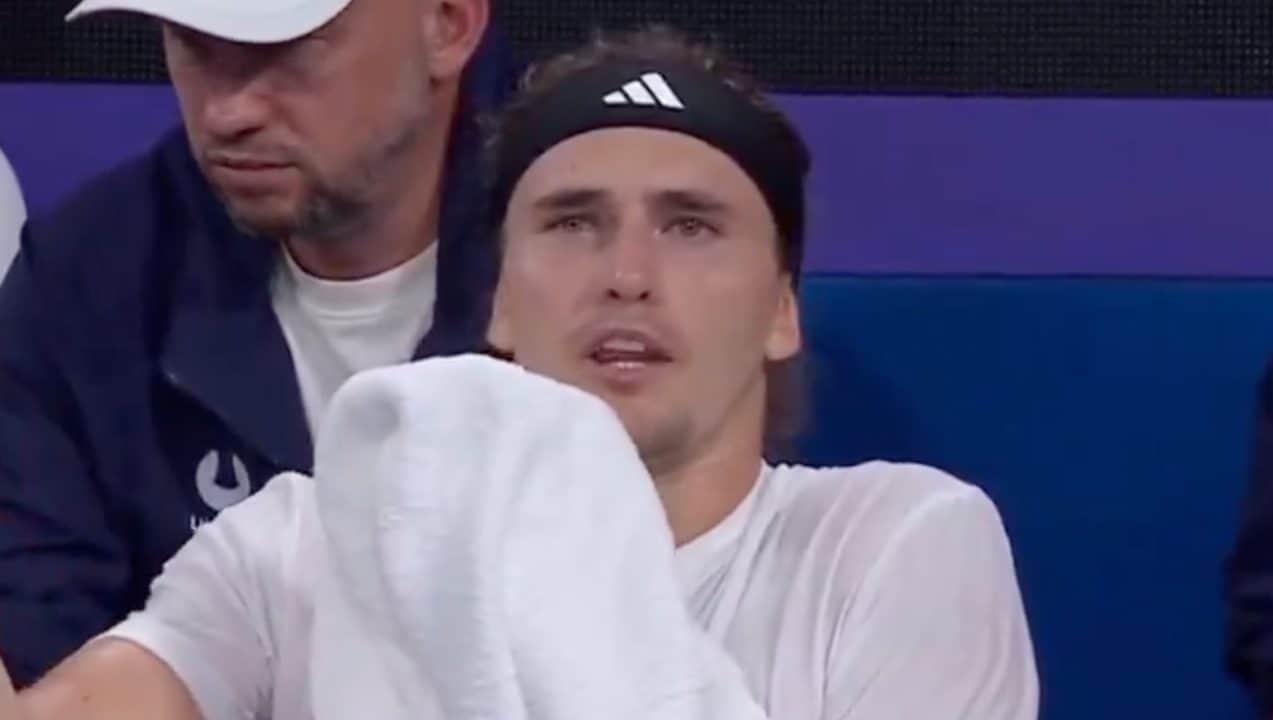 Zverev è già esasperato: "Questo fatica a muoversi e serve a 230 orari, ma come fa? È una follia"