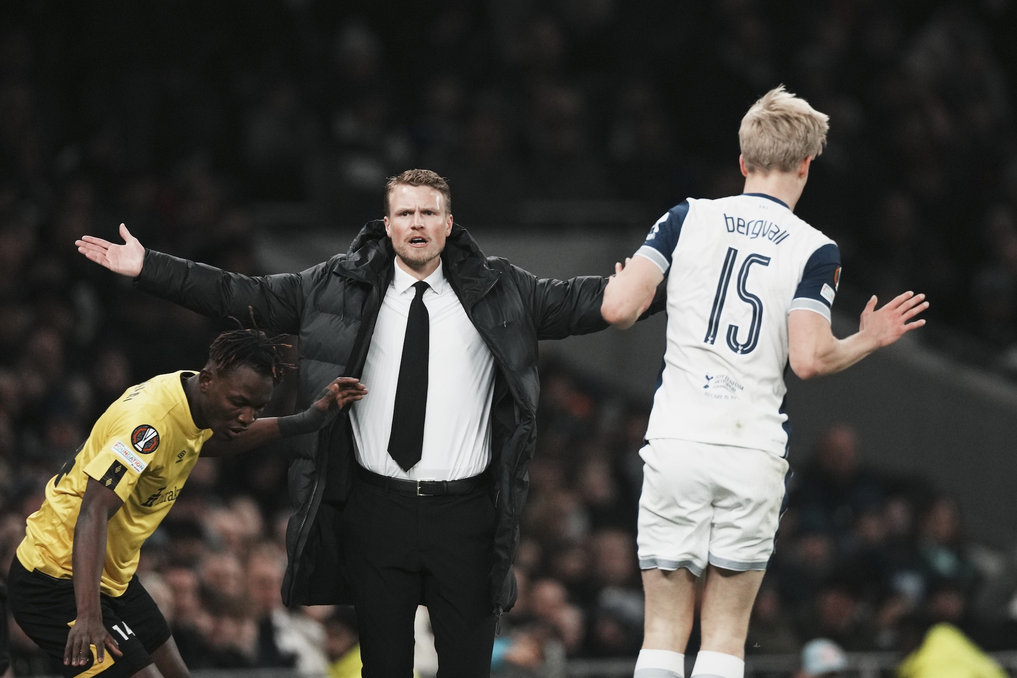 Hiljemark immortalato durante la partita tra Tottenham ed Elfsborg di Europa League.