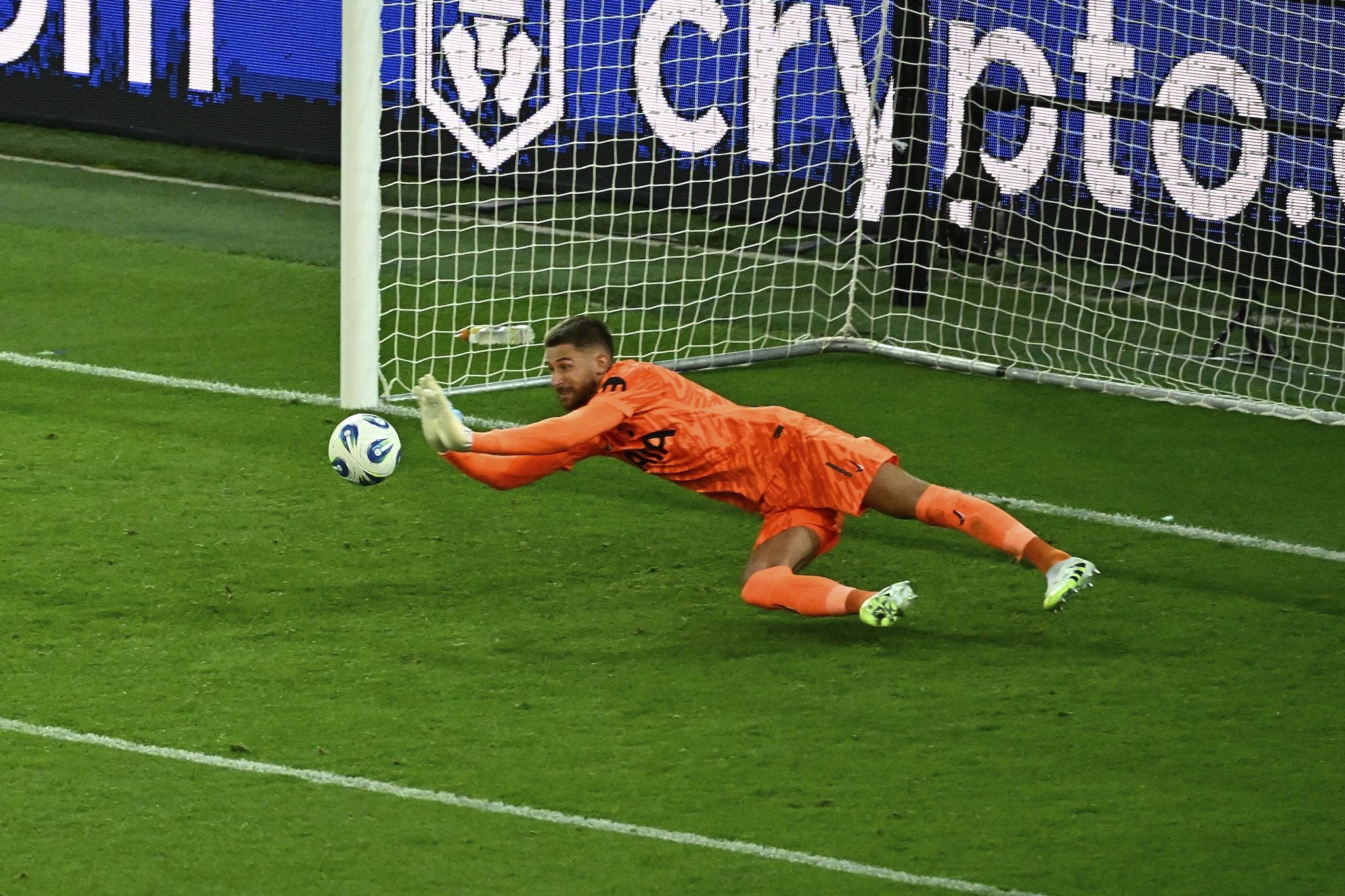 Guglielmo Vicario mentre para un rigore nella Supercoppa Europea 2025.