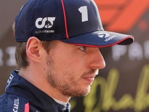 Max Verstappen demolisce la nuova F1 2026: “È una Formula E sotto steroidi. Non mi sto divertendo”