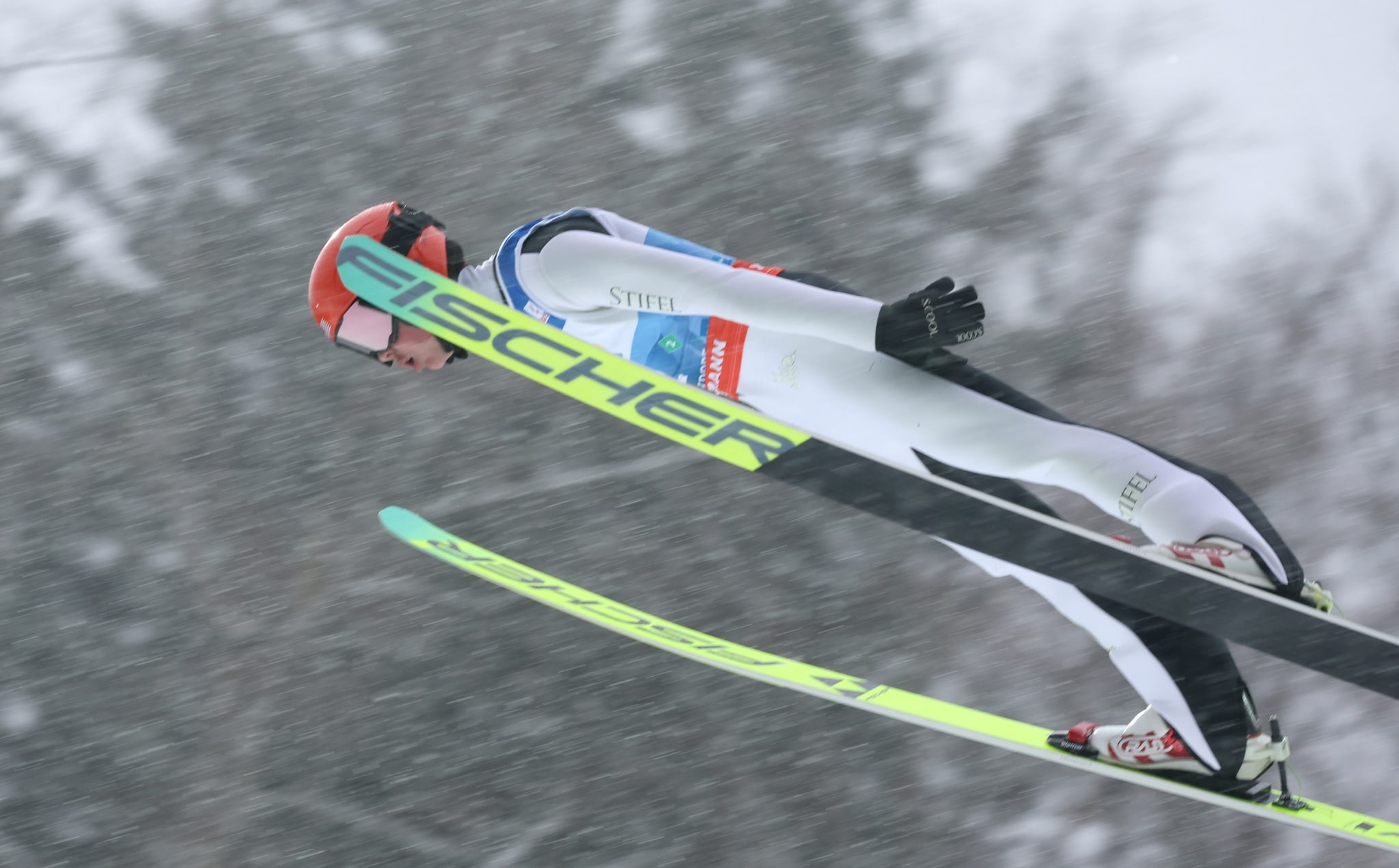 Un saltatore vola sulla pista