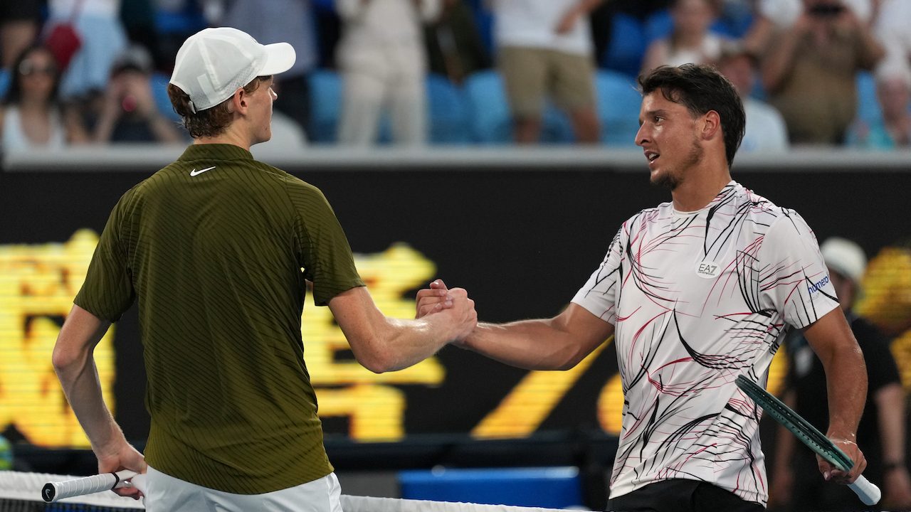 Il saluto tra Darderi e Sinner