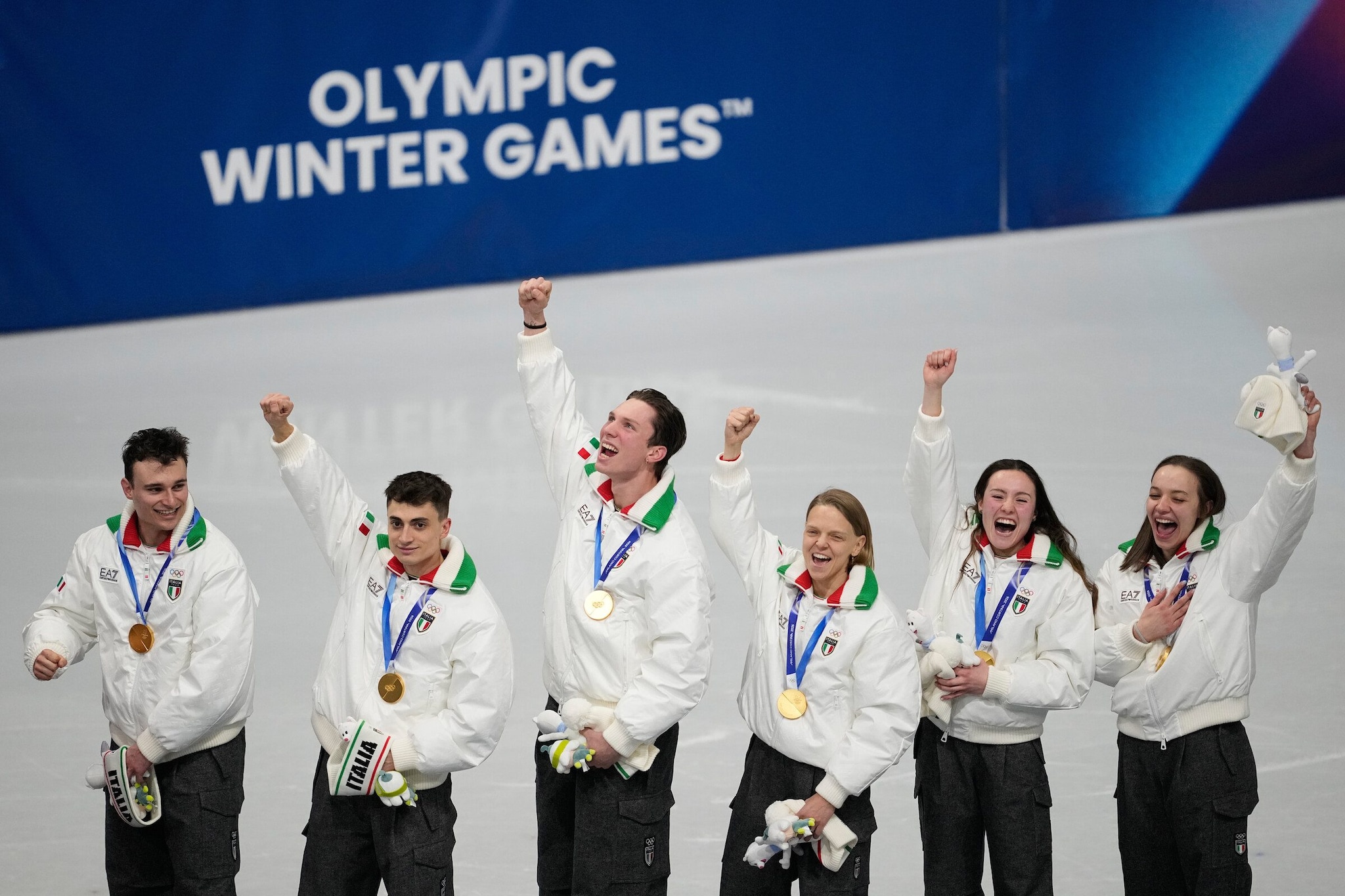 Arianna Fontana medaglia d’oro in staffetta short track insieme alla squadra della Nazionale italiana