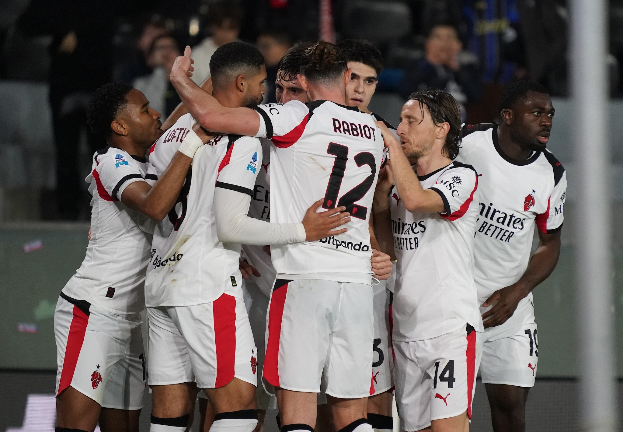 I calciatori del Milan festeggiano il gol dell’1–0 di Loftus–Cheek al Pisa.