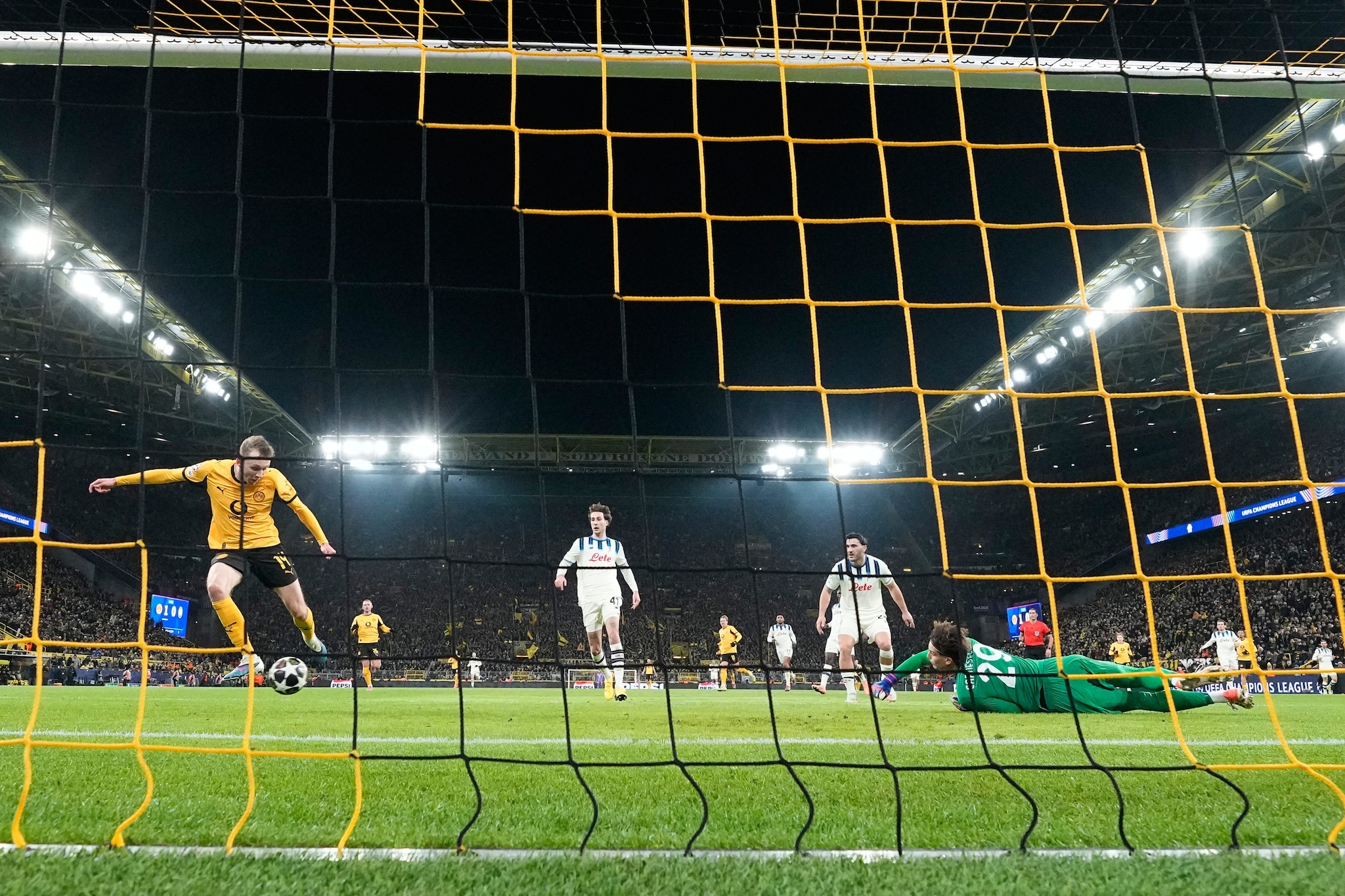 Il gol del 2–0 del Borussia Dortmund con l’Atalanta, realizzato da Beier.