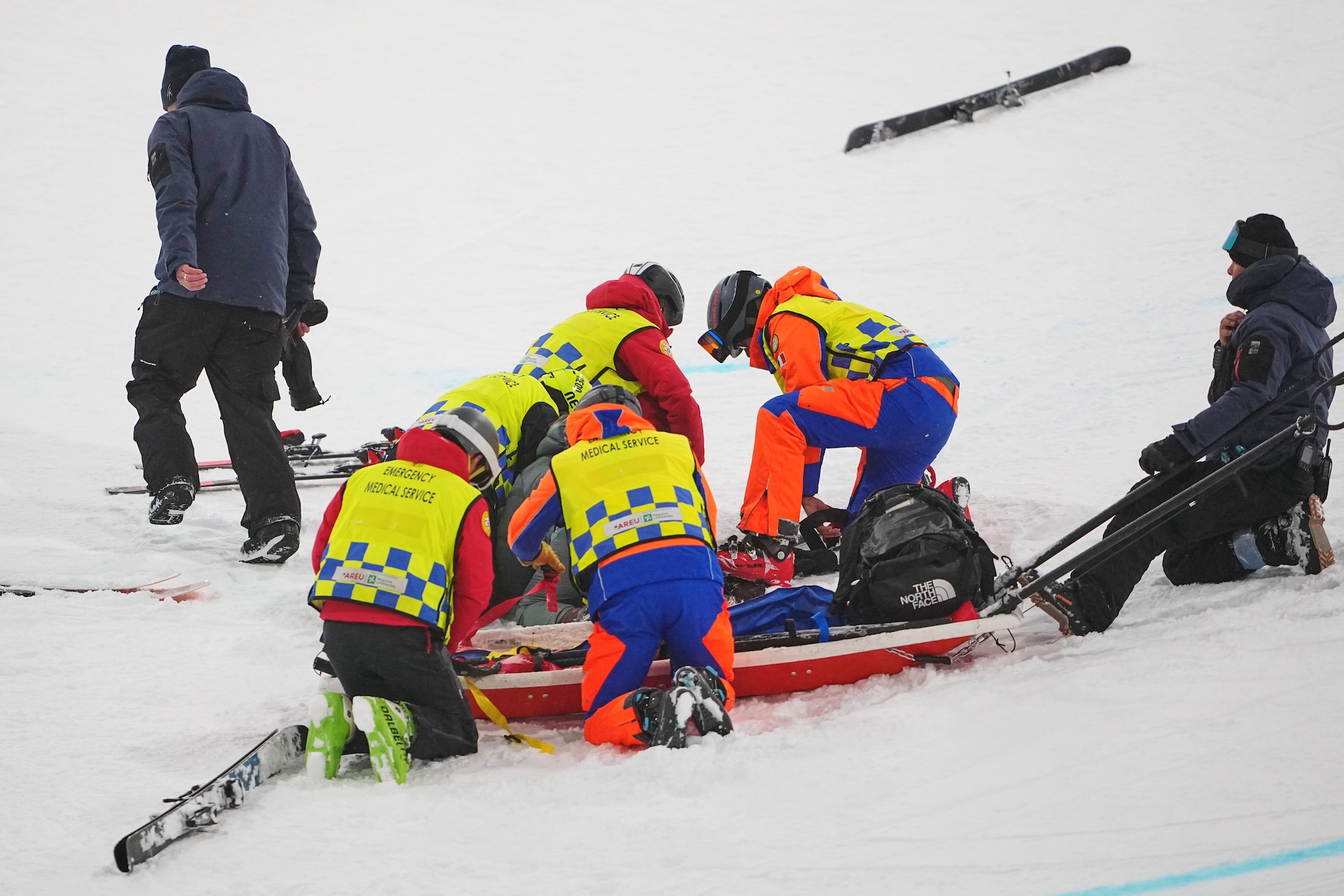 Sharpe è rimasta priva di sensi per qualche secondo, poi è stata portata via in barella