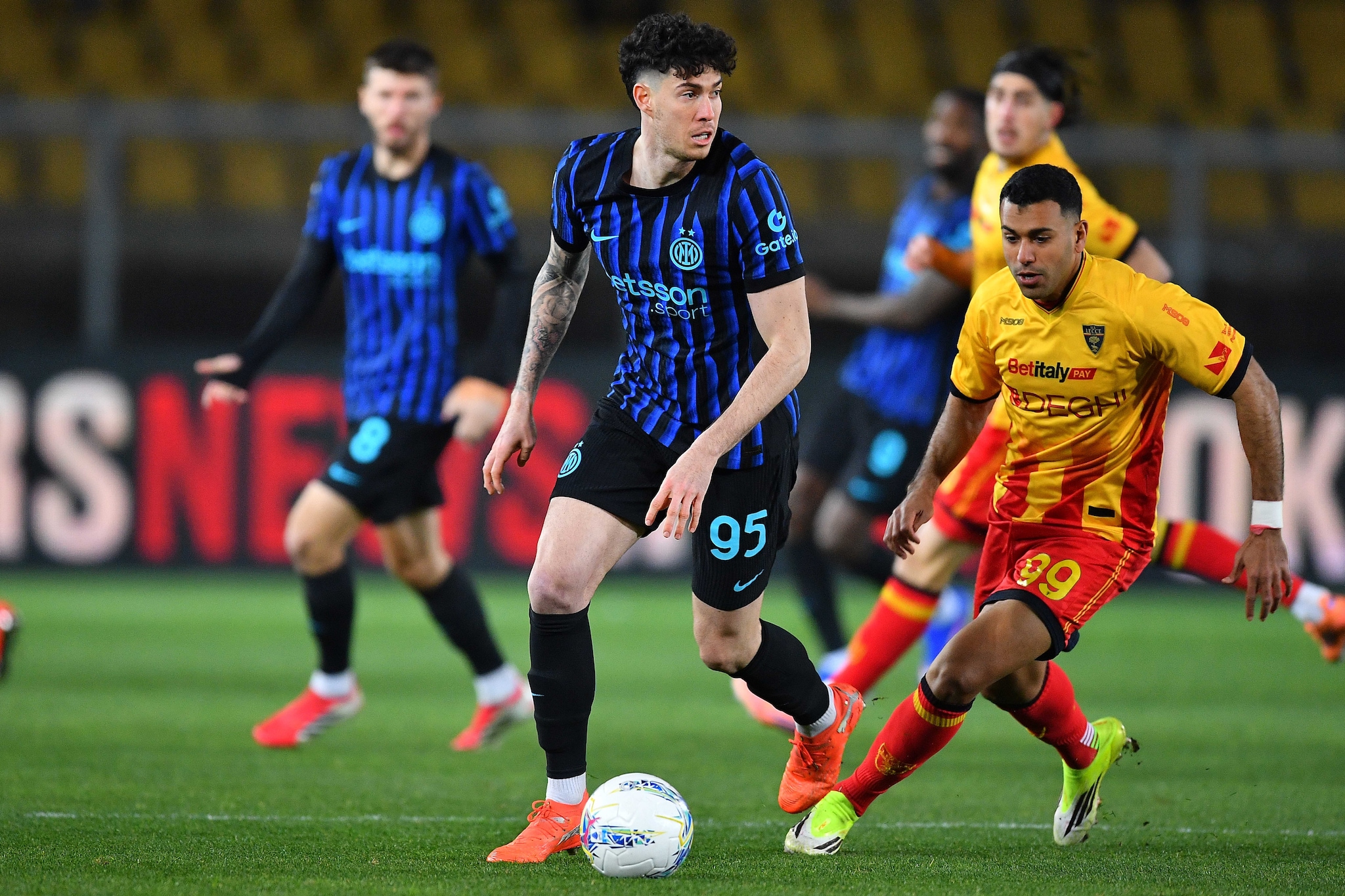 Bastoni fischiato dai tifosi del Lecce