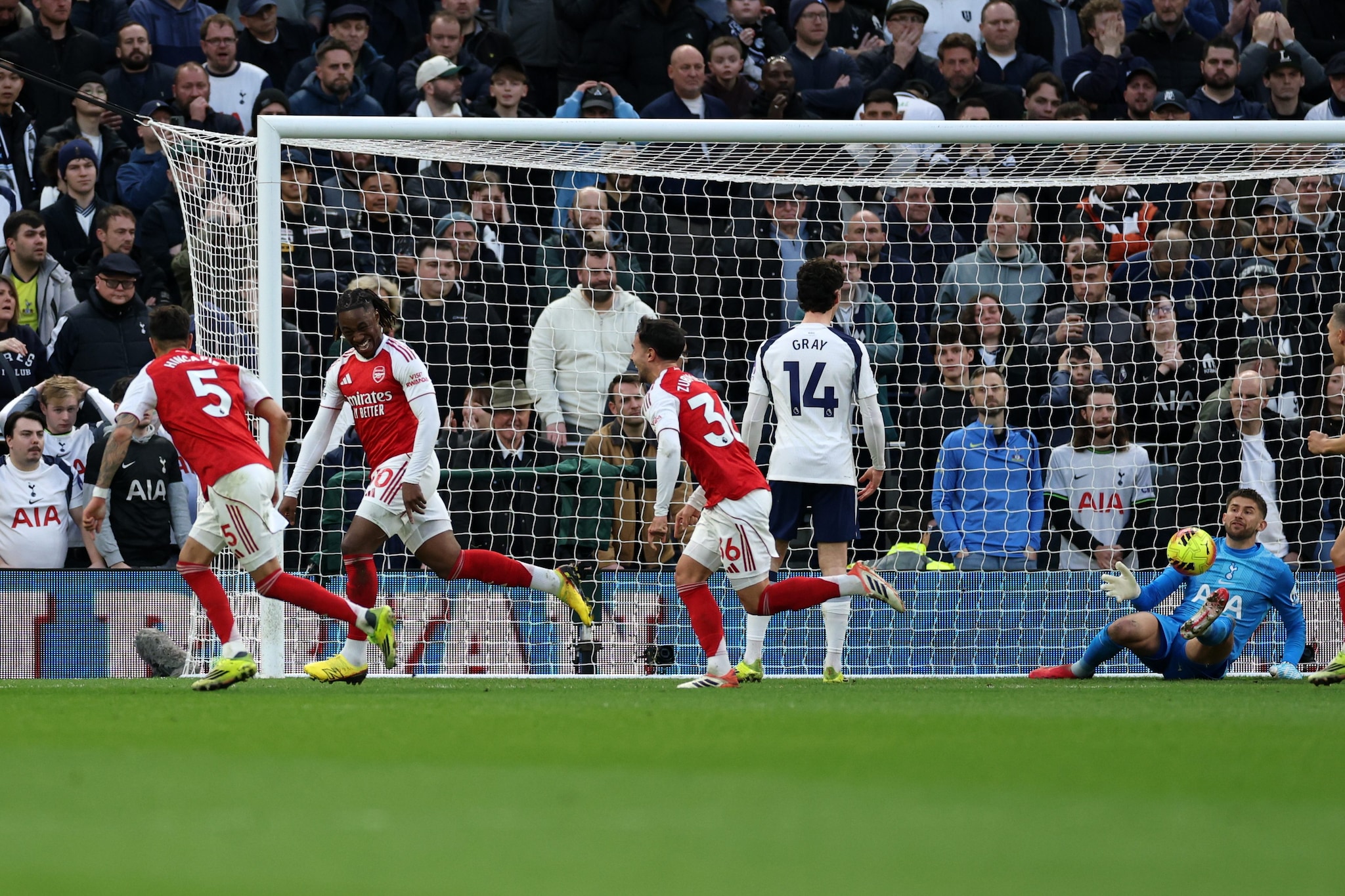 L’Arsenal si è imposto 4–1 in casa del Tottenham, che continua a incassare gol con una facilità imbarazzante.