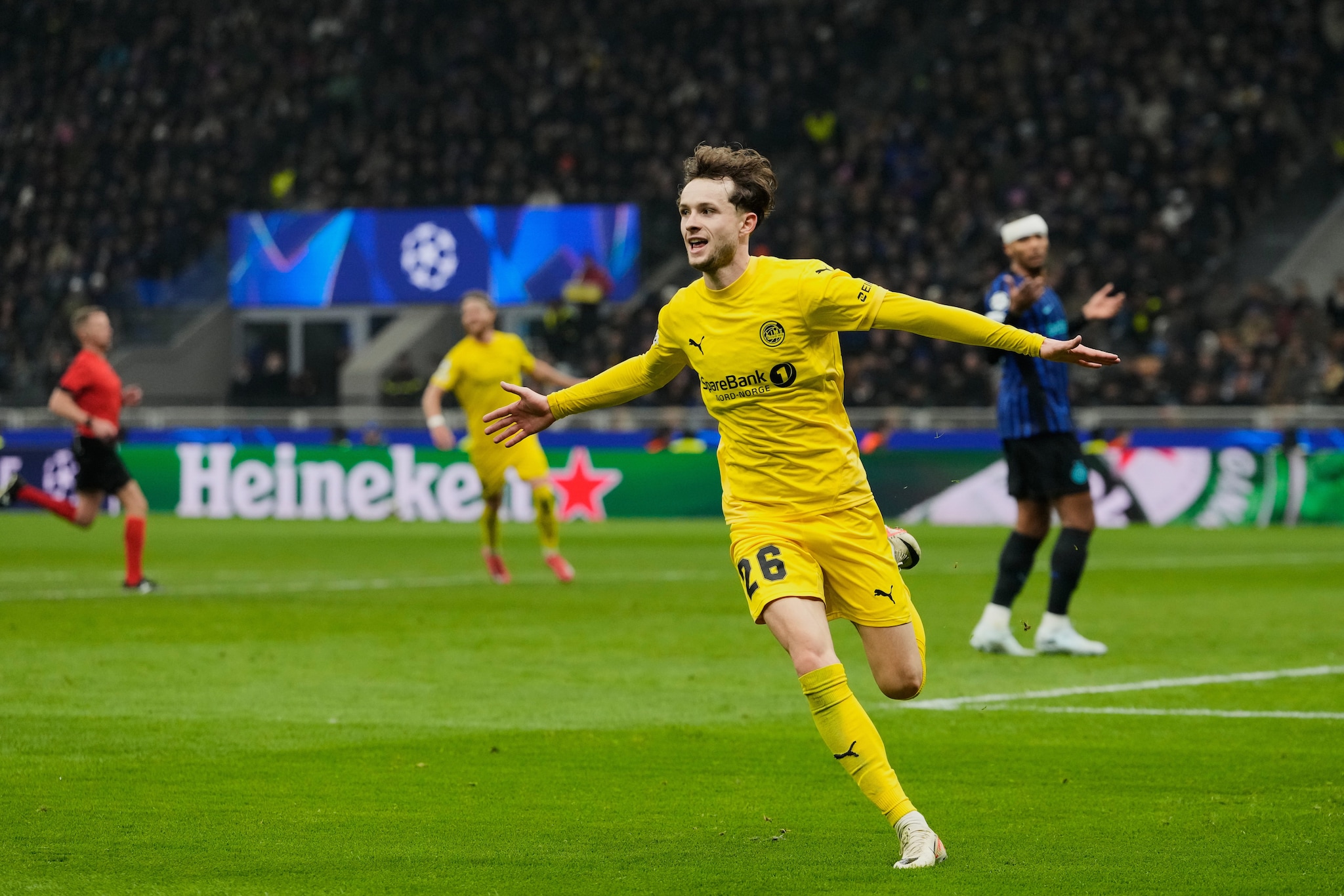 Evjen esulta dopo aver realizzato il gol che di fatto ha qualificato il Bodo Glimt agli ottavi.