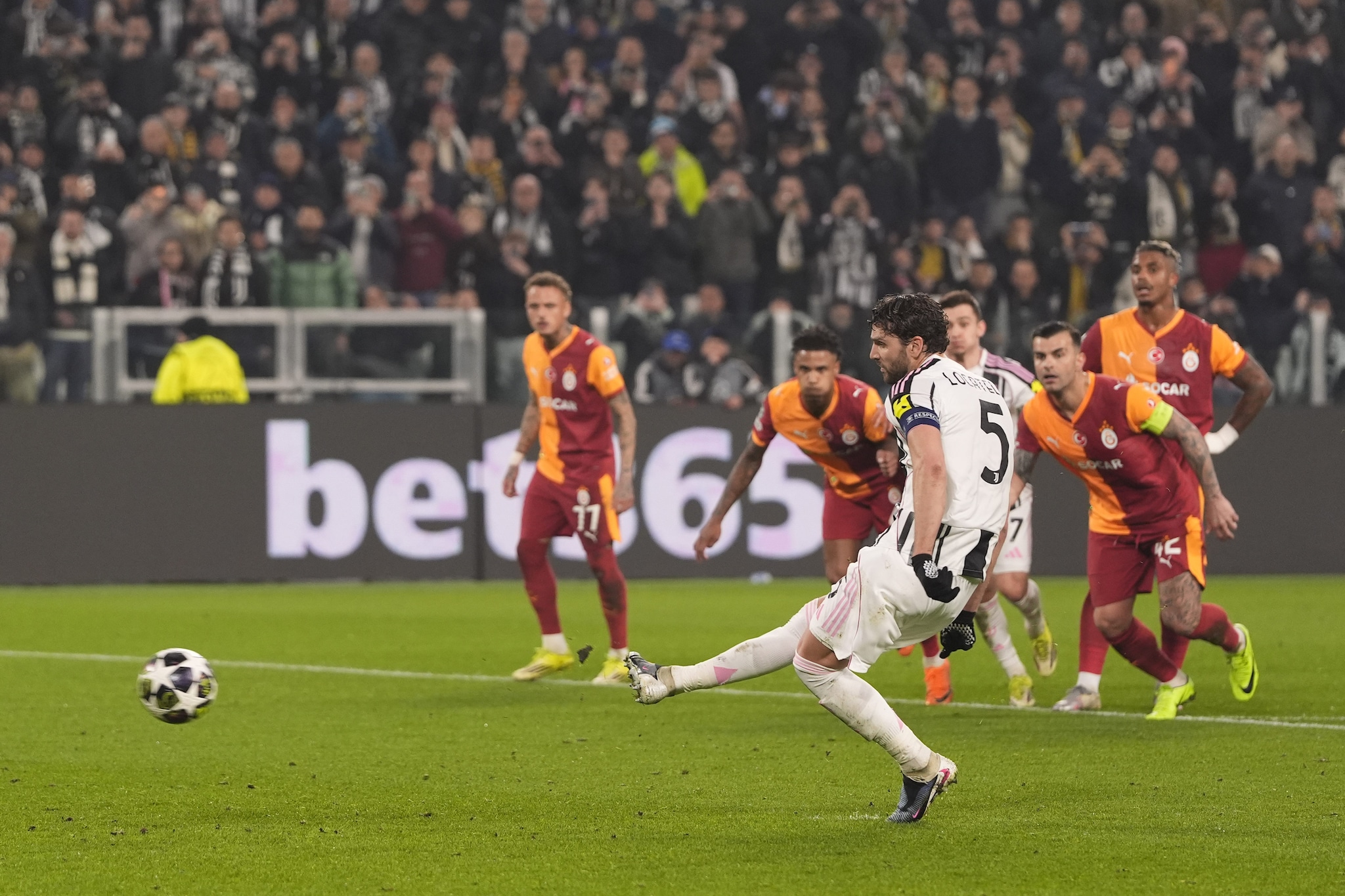 Il rigore di Locatelli che ha portato in vantaggio la Juve