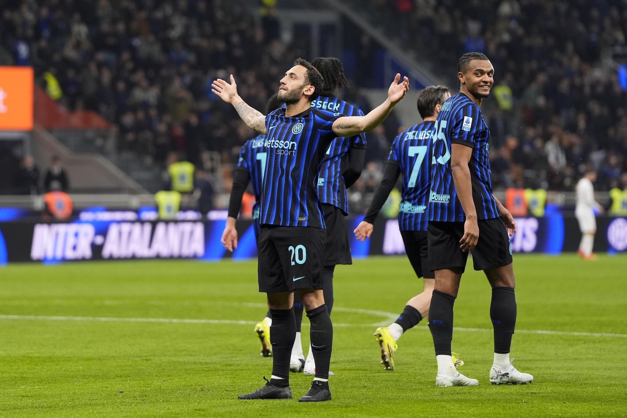 L'Inter dimentica il Bodo, Dimarco e Calhanoglu castigano il Genoa in un San Siro in clima scudetto