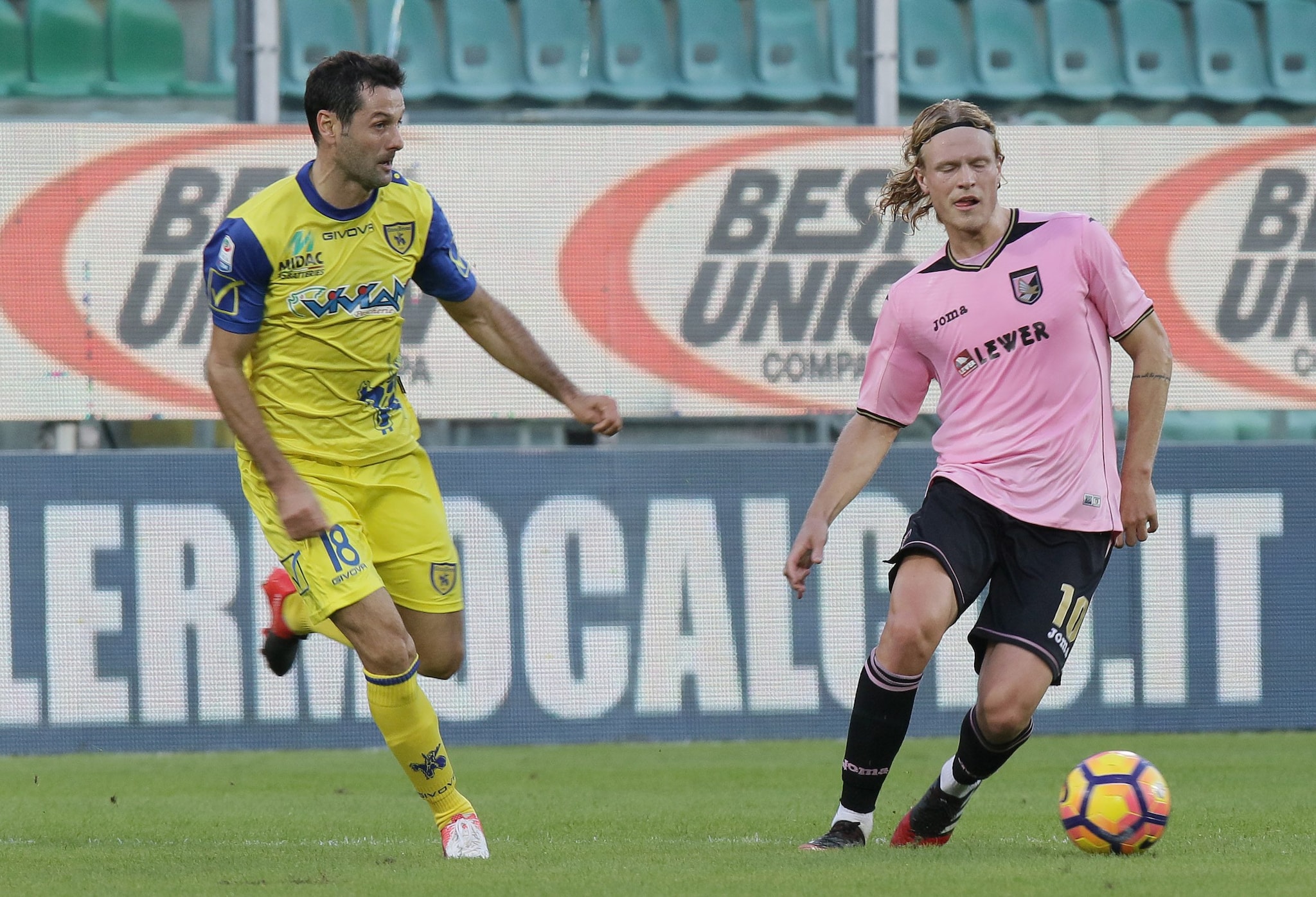 Hiljemark impegnato con la maglia del Palermo, in questa foto con Gobbi.