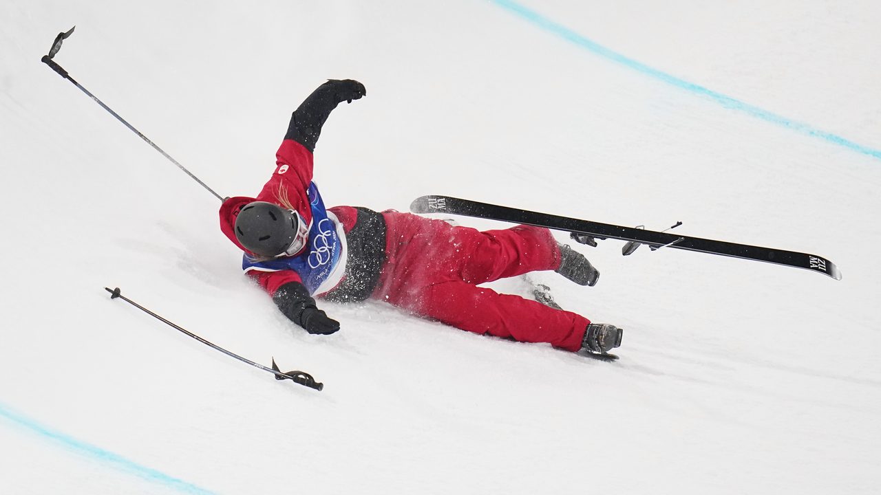 Paura per Cassie Sharpe, cade nella gara di halfpipe e resta ferma a terra: portata via in barella