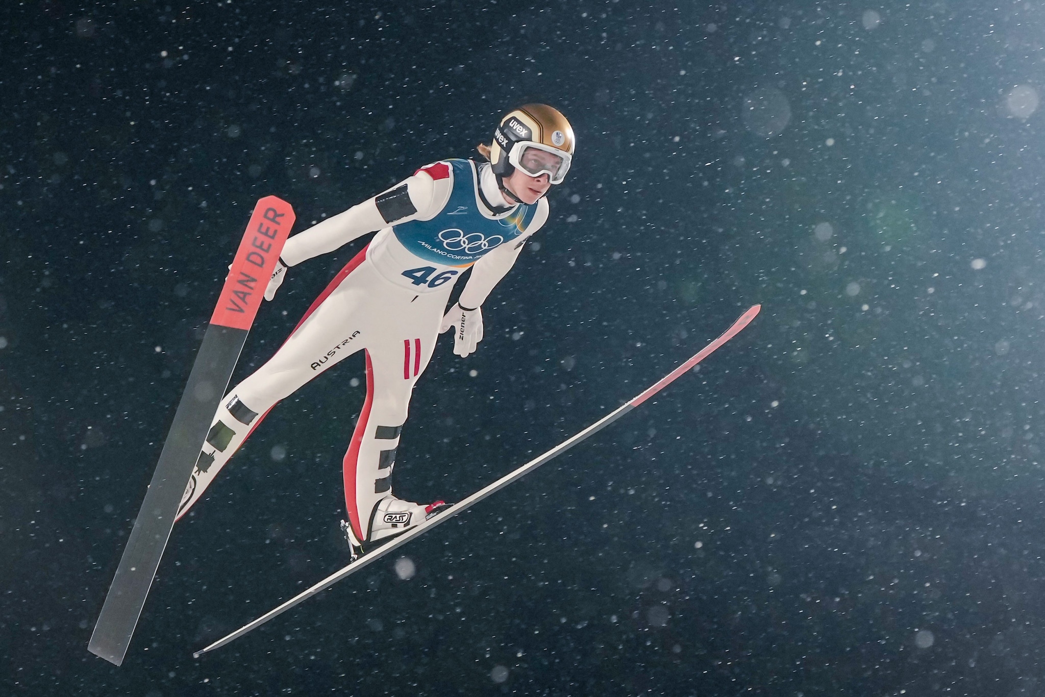 Daniel Tschofenig impegnato nelle qualificazioni per la finale di salto con gli sci, dov’è stato squalificato