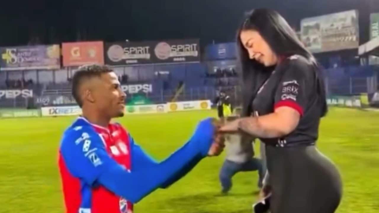 Derrikson a fine partita chiede a Wendy di sposarlo, lei dice sì: dopo tre giorni la brutta sorpresa