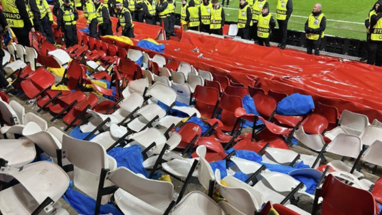 I tifosi del Fenerbahçe vandalizzano il settore ospiti del Nottingham: devastano i seggiolini
