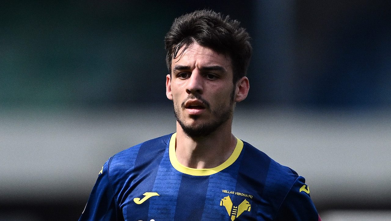 Centonze racconta la fobia dell'aereo: "Preferisco sei ore di pullman. Non vado neanche in vacanza"