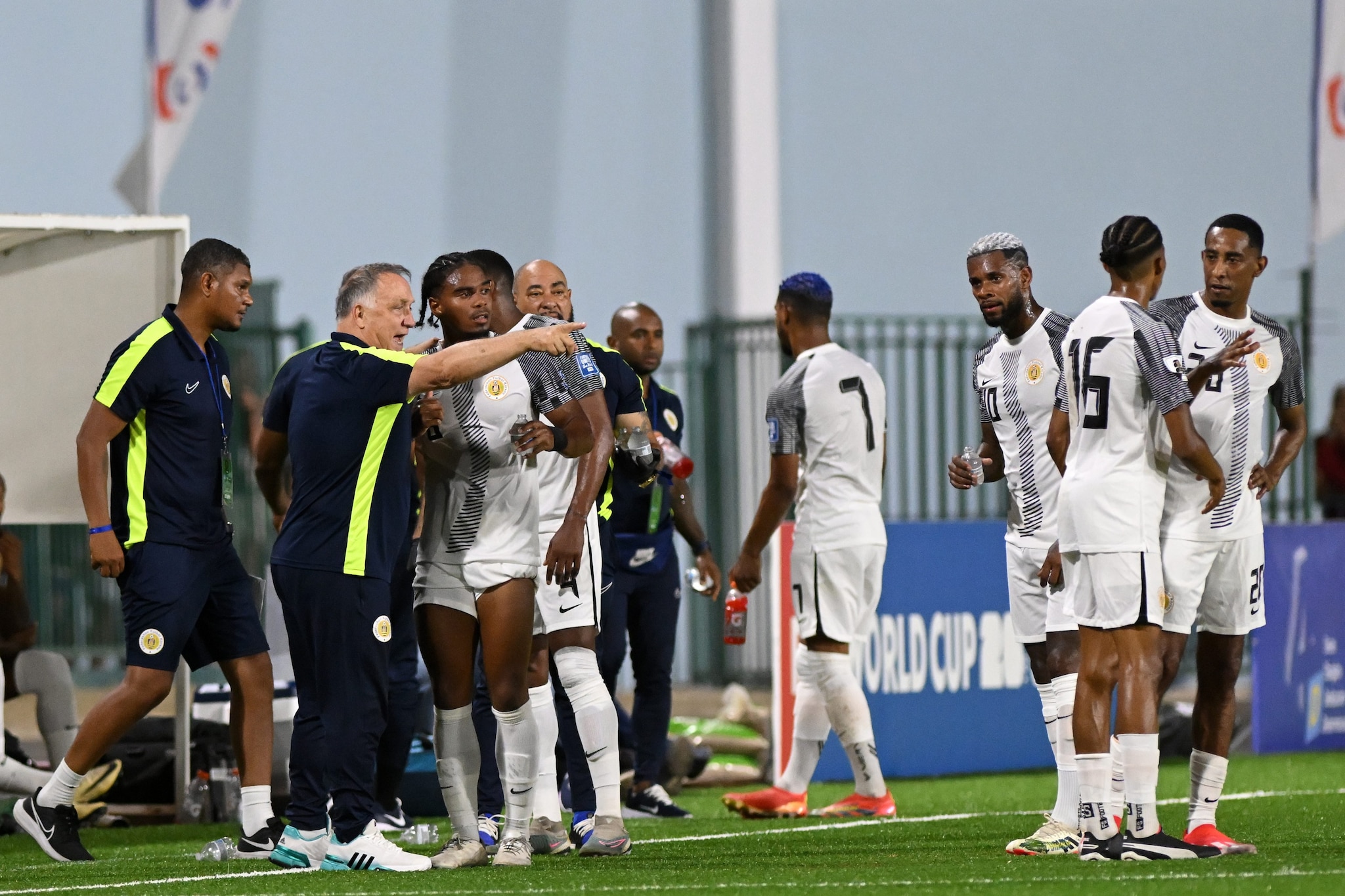 Advocaat in campo dà indicazioni ai giocatori del Curacao.