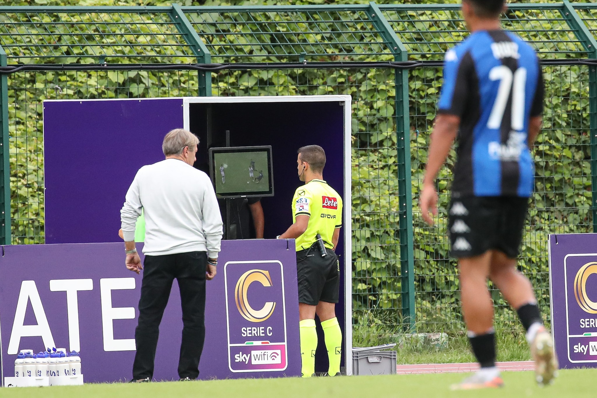 Il VAR a chiamata durante una delle partite di Serie C di questa stagione.