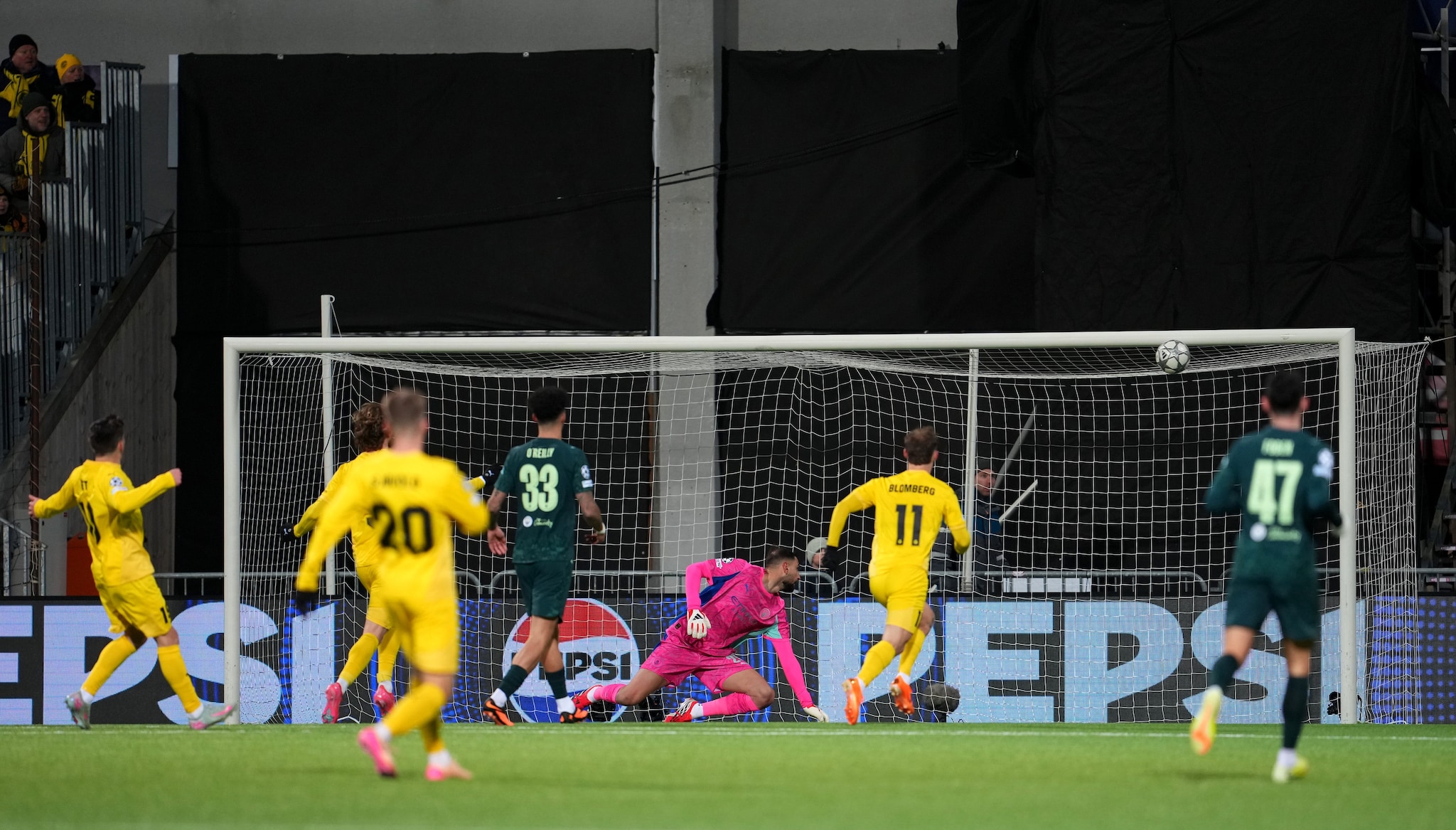 Donnarumma in azione col City contro il Bodo in Norvegia.