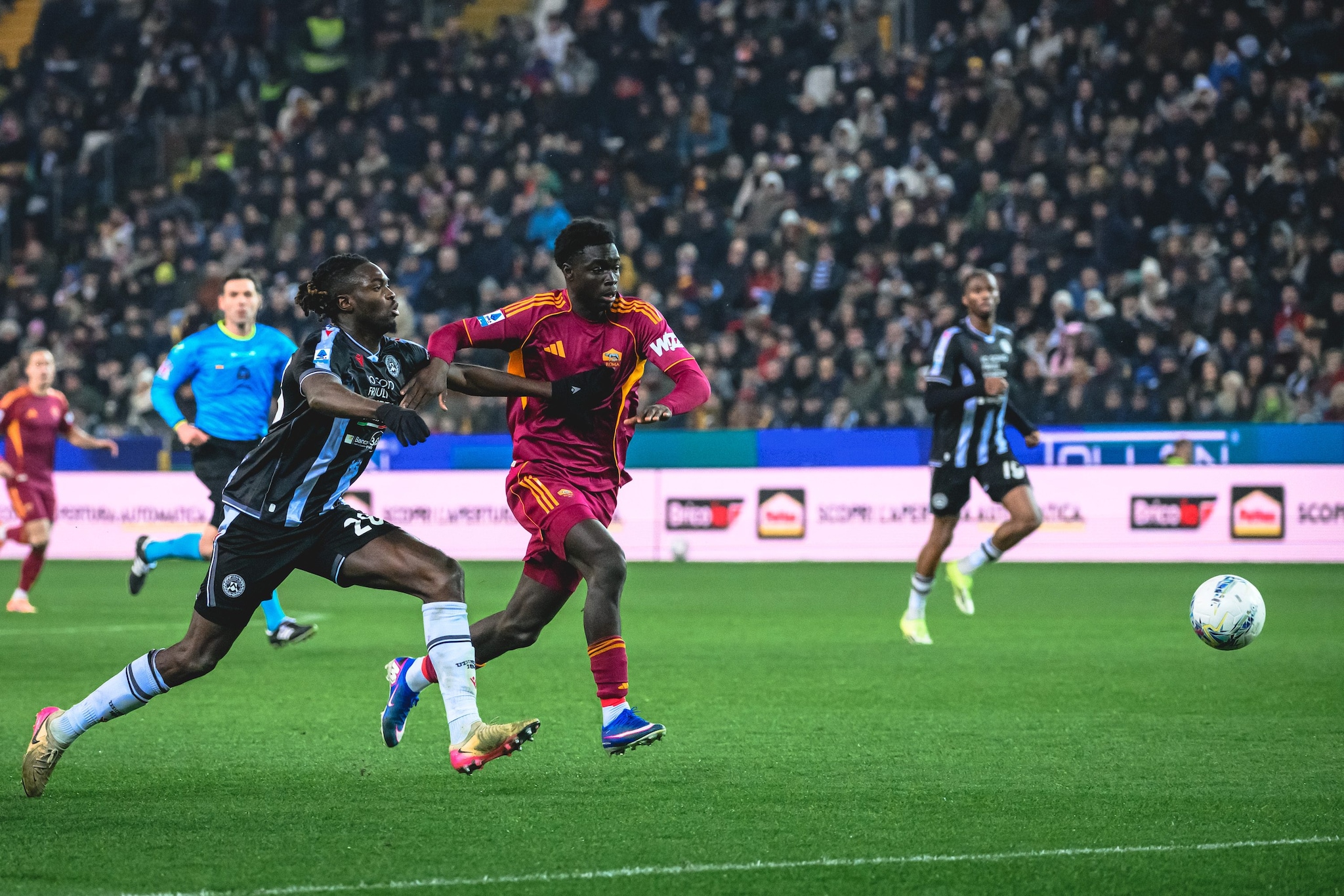 Robinio Vaz in azione contro l’Udinese.