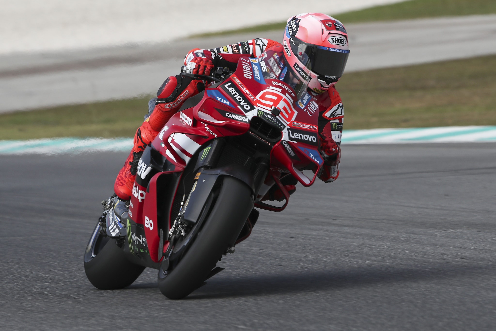 Marquez in sella alla Ducati durante i test a Sepang.