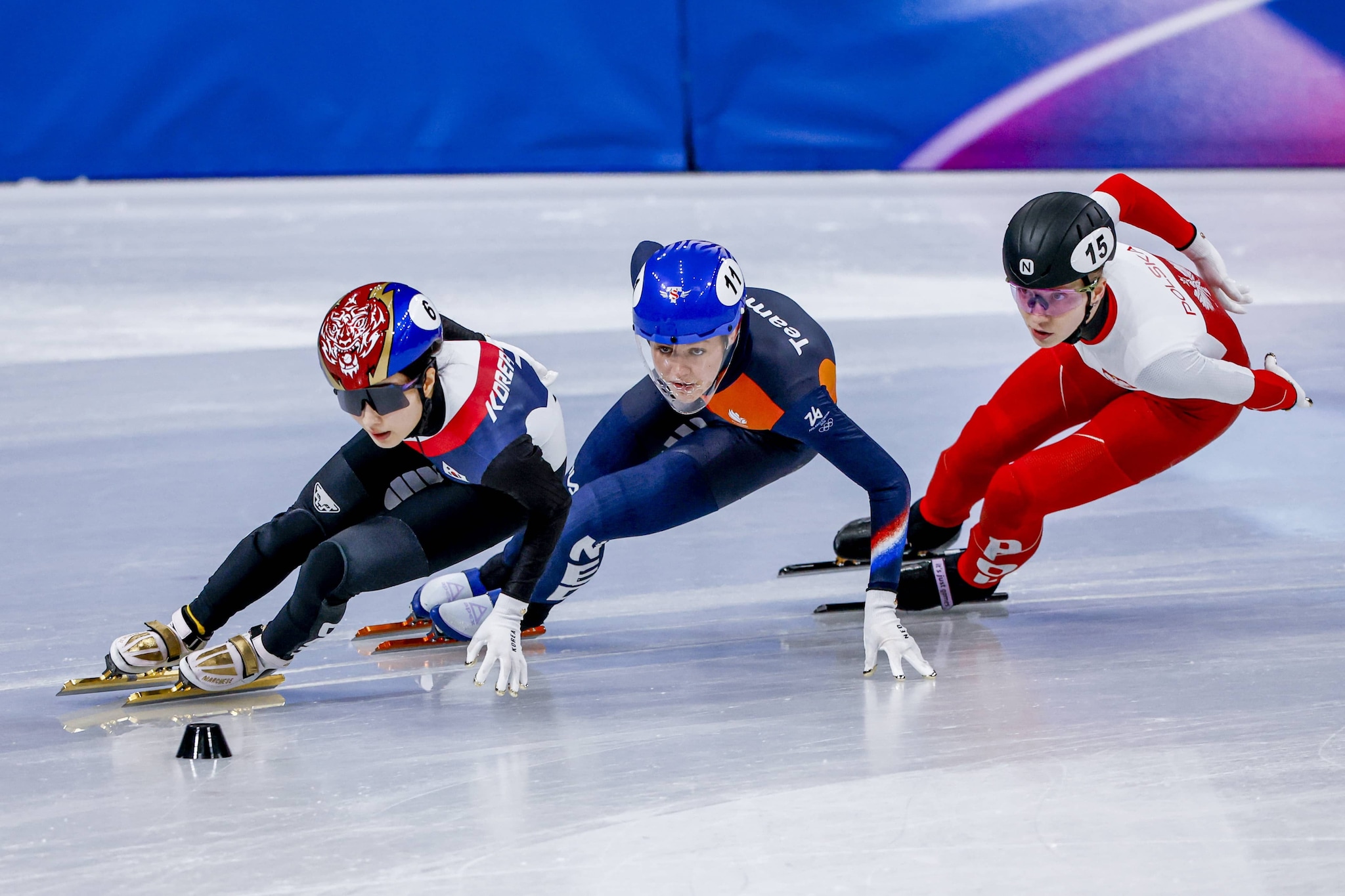 La differenza tra la maschera protettiva totale sul viso e quelle utilizzate anche dalle altre atlete solo sugli occhi.