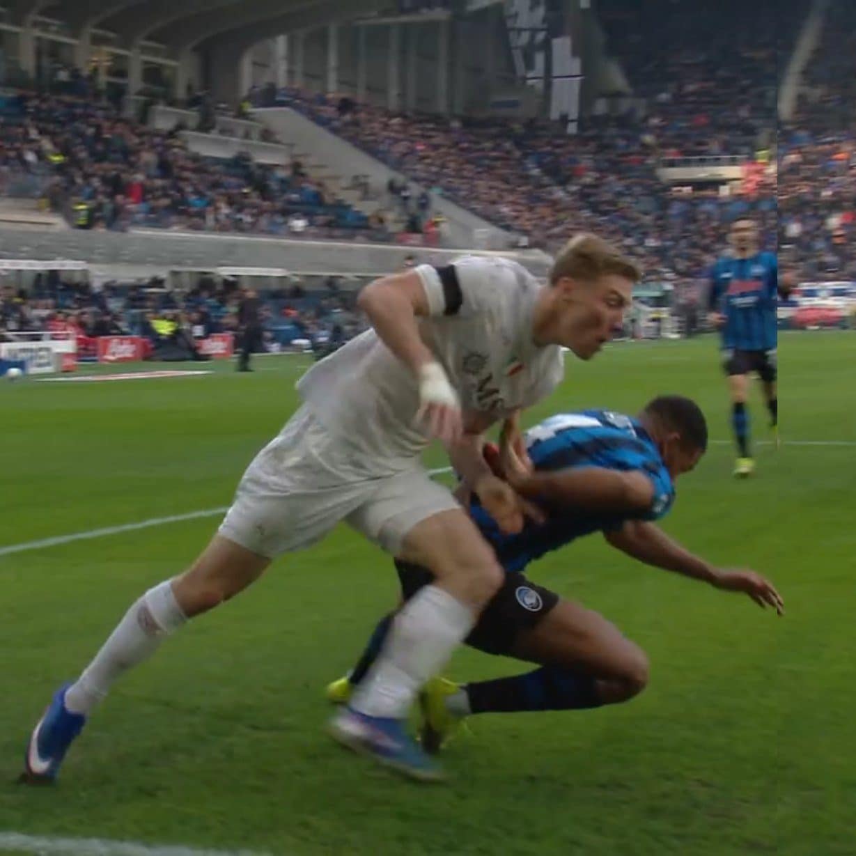 Il contatto tra Hojlund e Hien sul gol annullato al Napoli contro l’Atalanta.