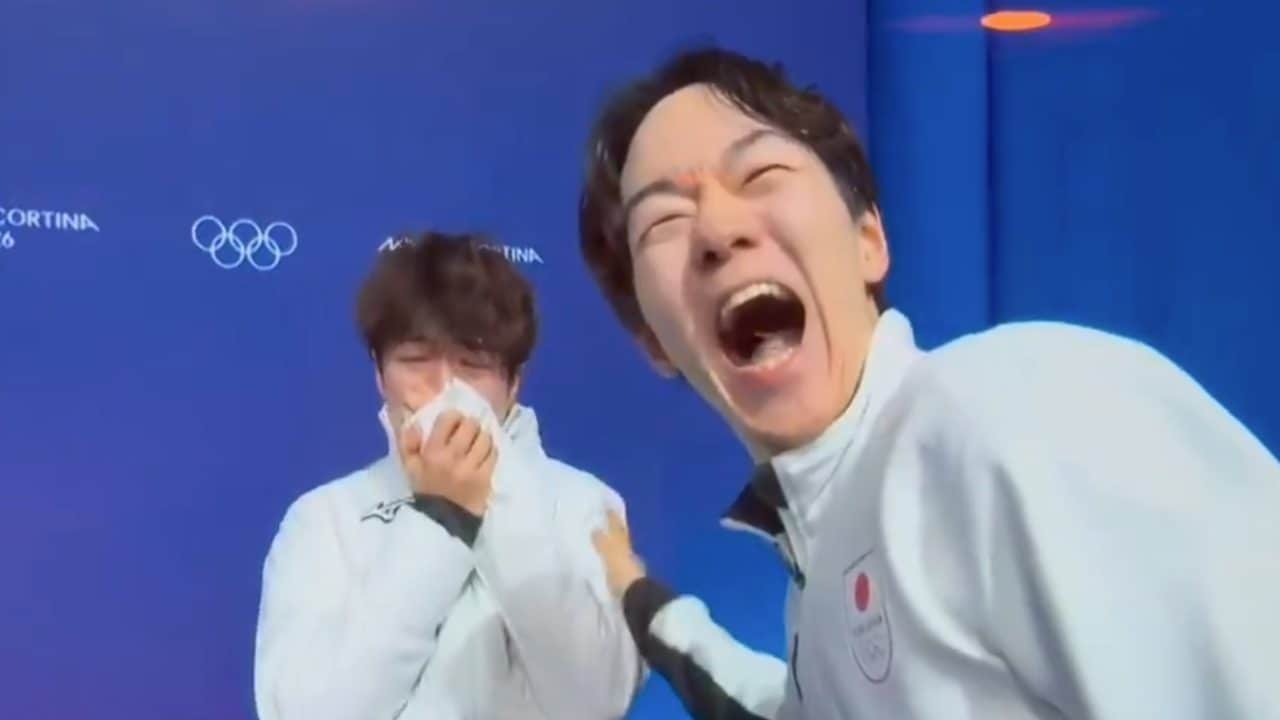 Il momento più bello delle Olimpiadi: Kagiyama non esulta per il suo argento e corre subito da Sato