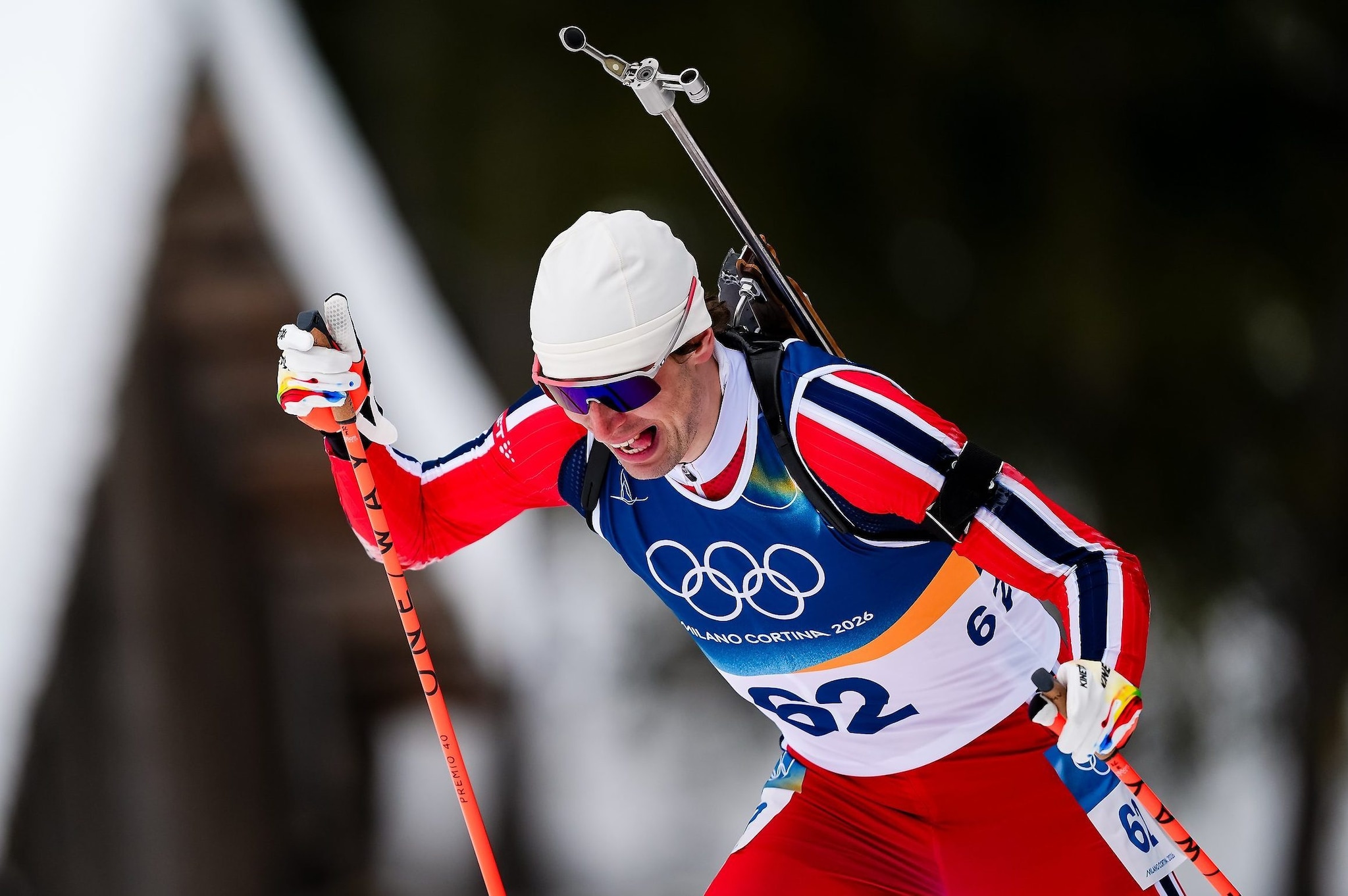 Sturla Holm Lægreid in azione durante la 20 km individuale di biathlon alle Olimpiadi