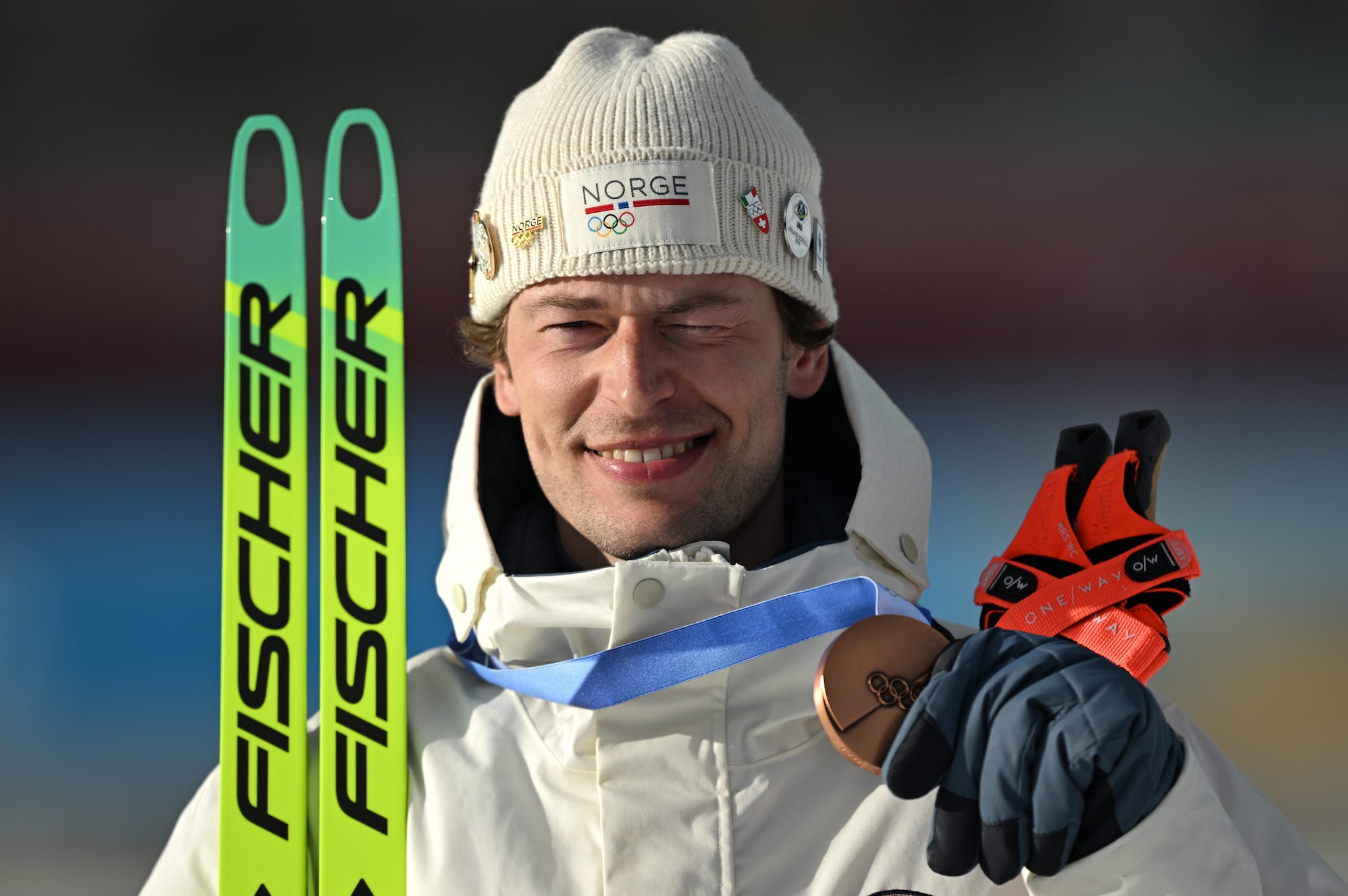 Il biatleta norvegese con la medaglia di bronzo vinta a Milano Cortina