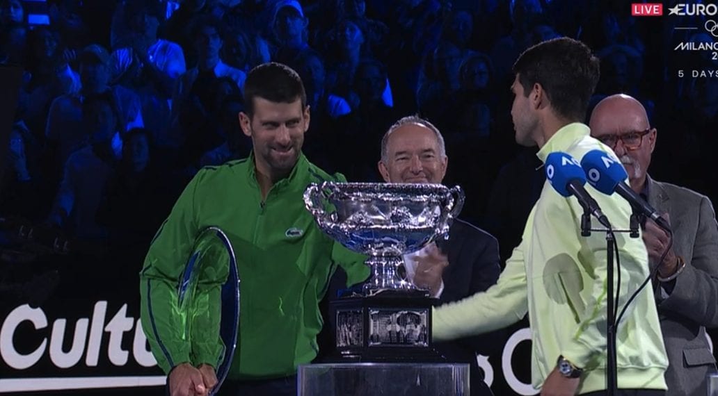 Djokovic ringrazia Alcaraz per le belle parole durante la premiazione.