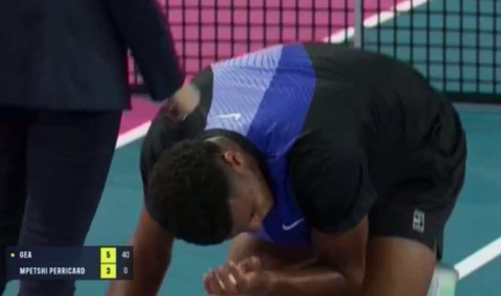 Mpetshi Perricard stecca la volée e si colpisce all’occhio. Poi si ritira con Gea.