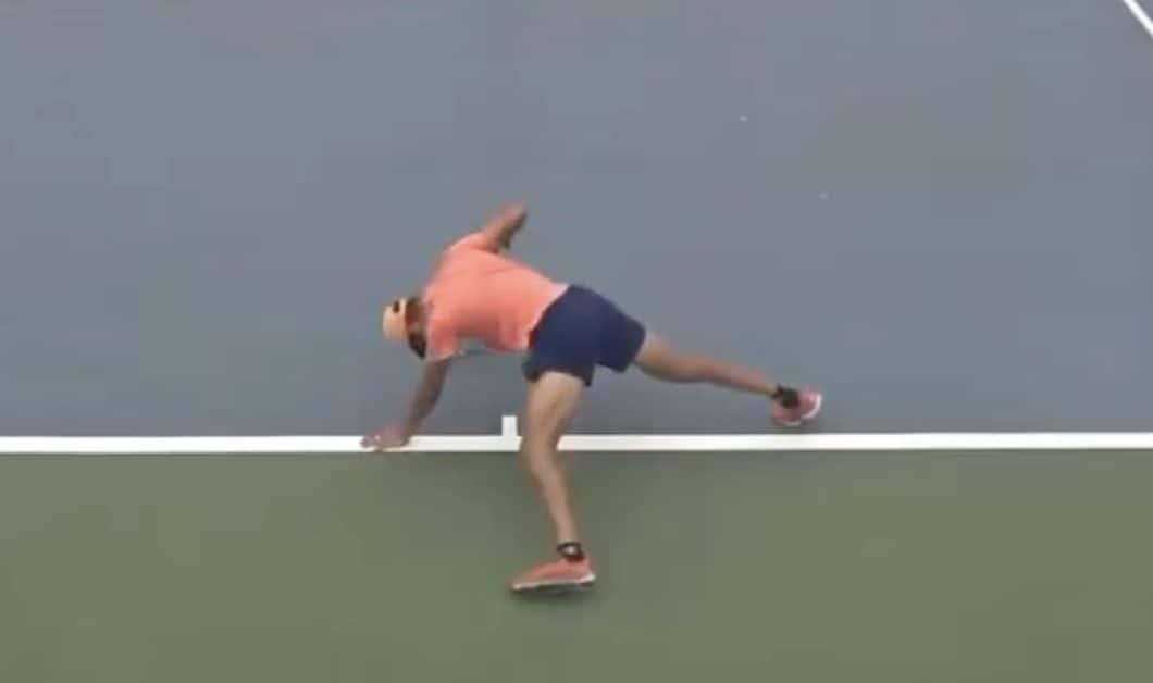 Papac si comporta in modo indecifrabile nel torneo di tennis: il video dei movimenti è un mistero