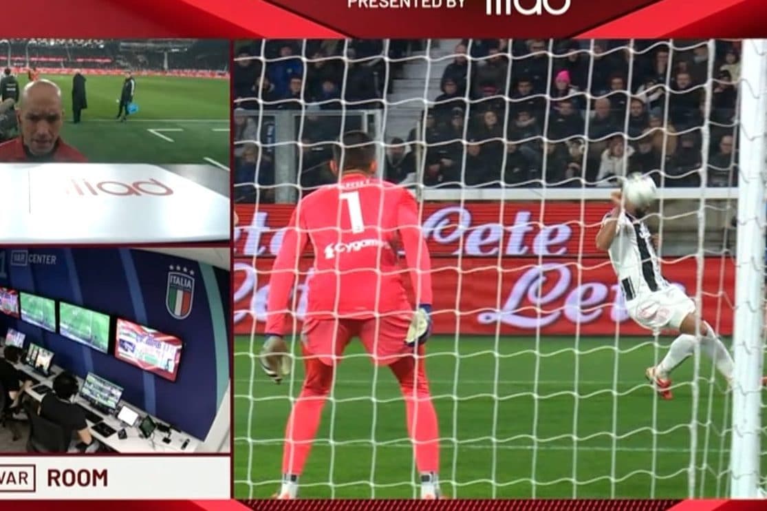 Il momento in cui l’arbitro va al monitor.