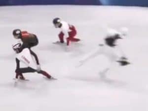 Pattinatore perde controllo e travolge un cameraman in pista: brividi a Milano Cortina