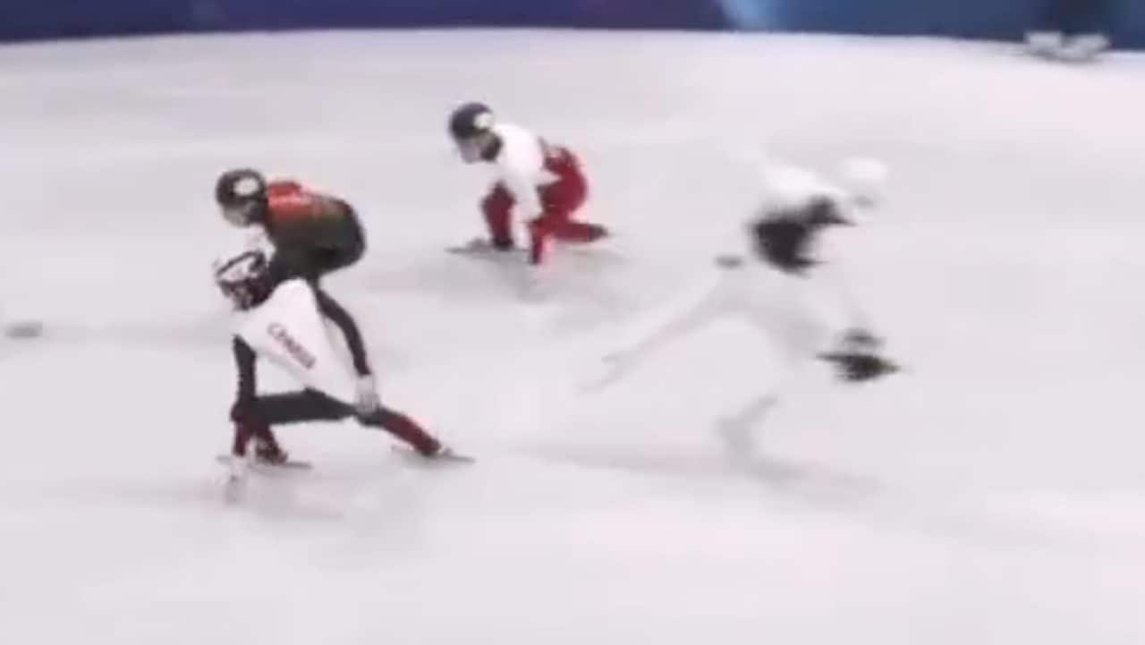 Pattinatore perde controllo e travolge un cameraman in pista: brividi a Milano Cortina