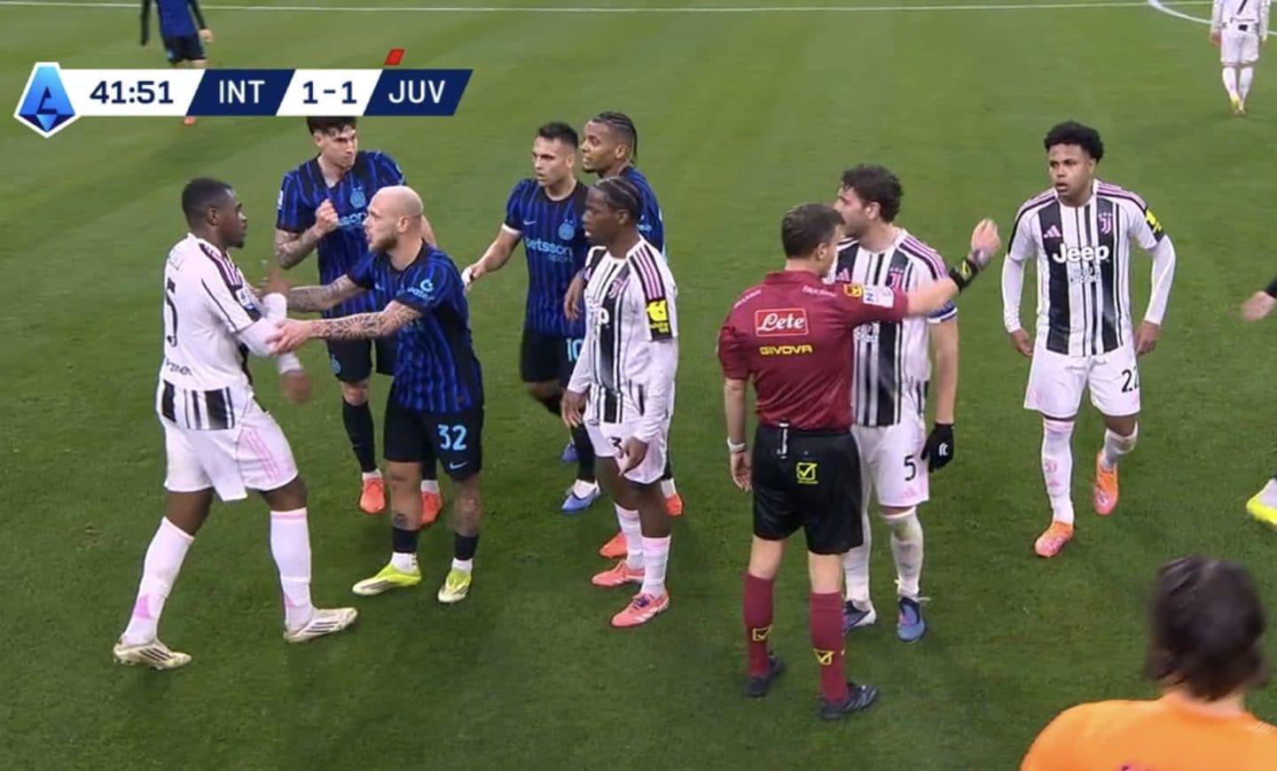 Il segno di Bastoni per indicare la trattenuta di Kalulu