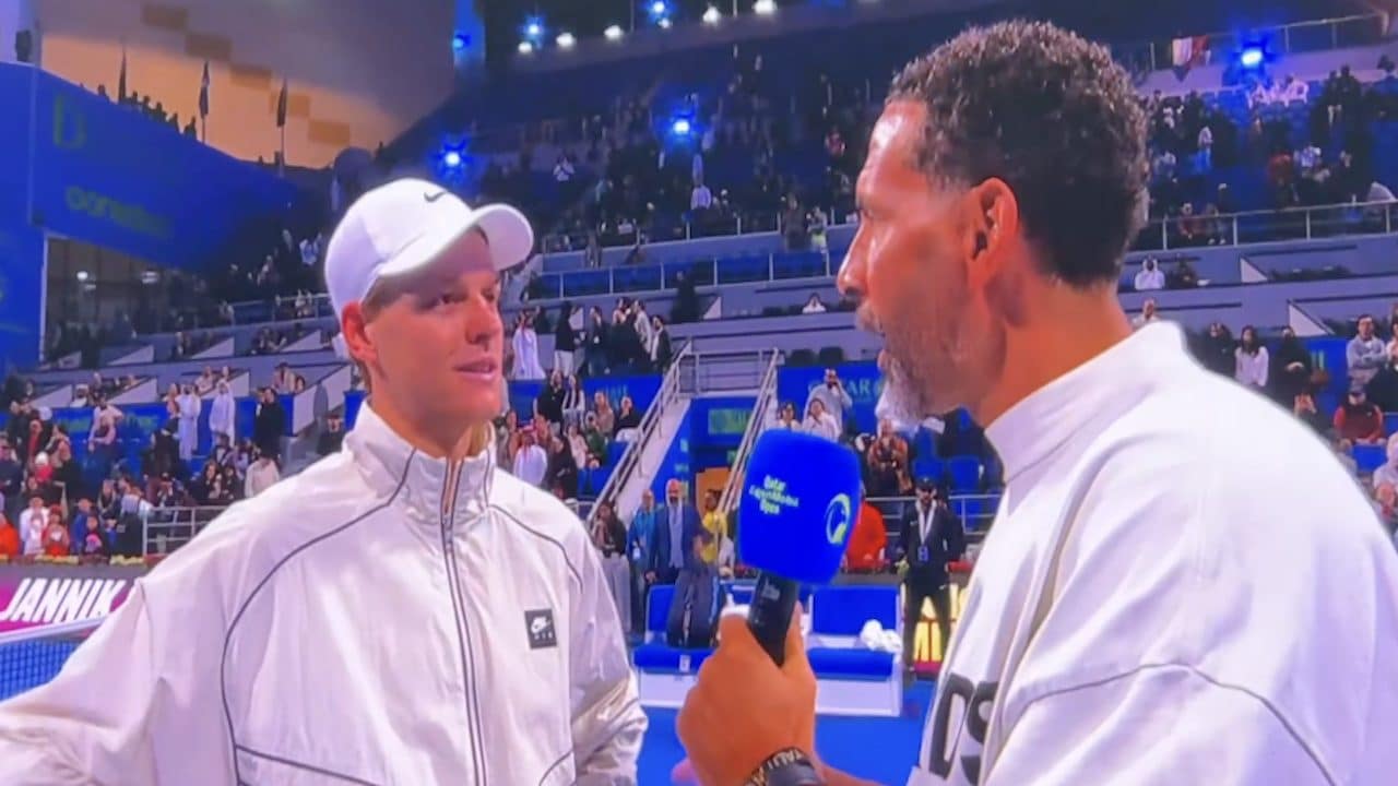 Sinner show a Doha: domina Machac, poi l'intervista con Rio Ferdinand e il saluto a Verratti