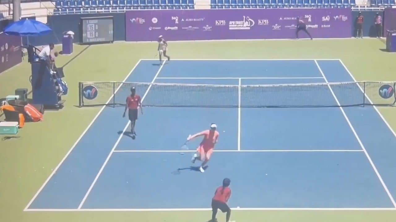 Le tenniste smettono di giocare e scappano via: non si erano accorte di cosa stava succedendo