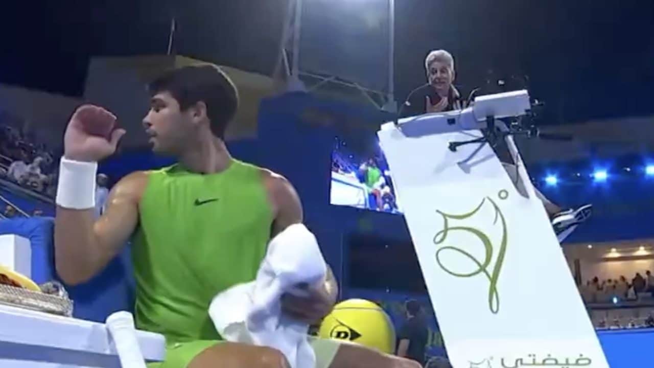 Carlos Alcaraz furioso a Doha, prima litiga poi esplode in panchina: "Le regole sono una m...a"