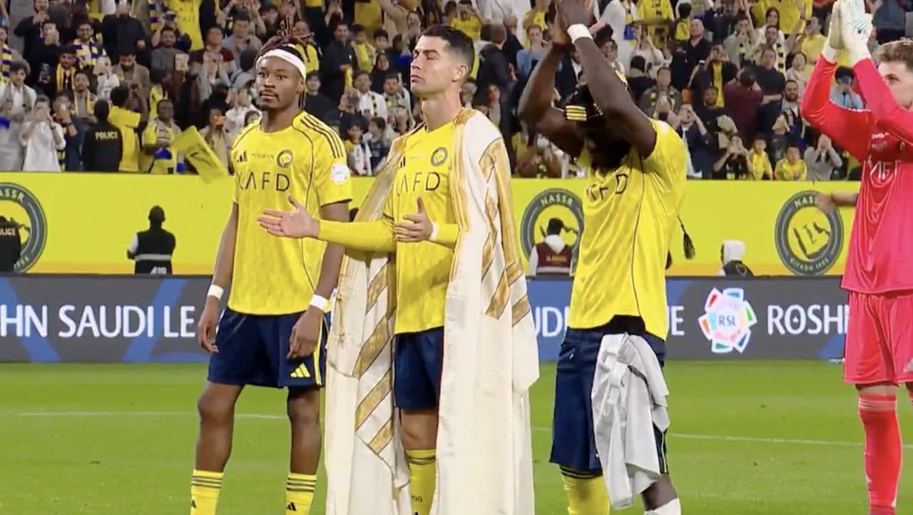 Cristiano Ronaldo con il bisht sotto la curva dopo la serata perfetta: che sorpasso a Inzaghi