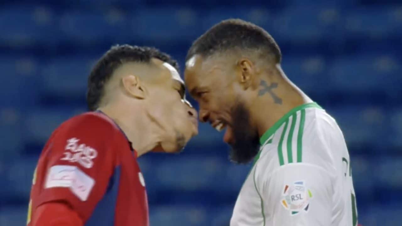 Harkass prova a baciare più volte Ivan Toney in campo: la risposta dell'attaccante è spietata