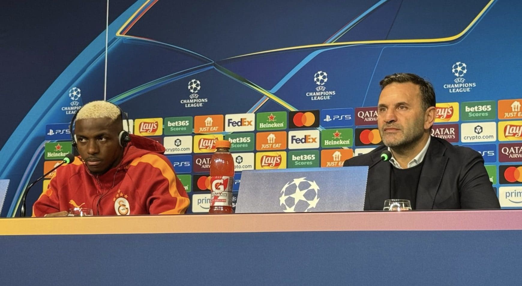 Osimhen e il tecnico Okan Buruk in conferenza alla vigilia di Juve–Galatasaray.