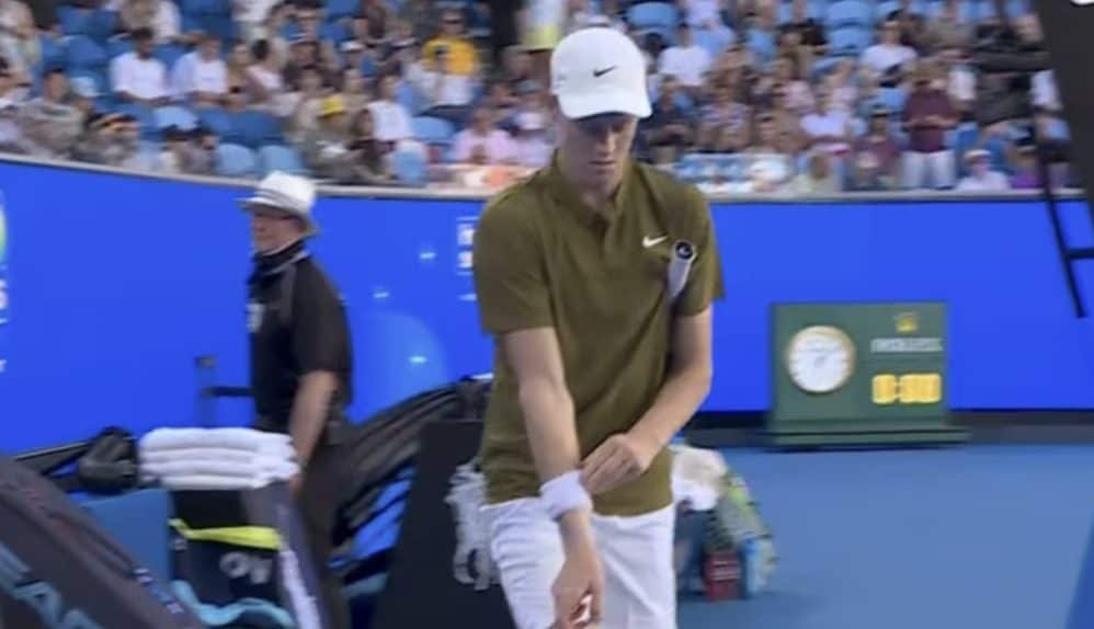 Sinner dopo essersi tolto il Whoop agli Australian Open