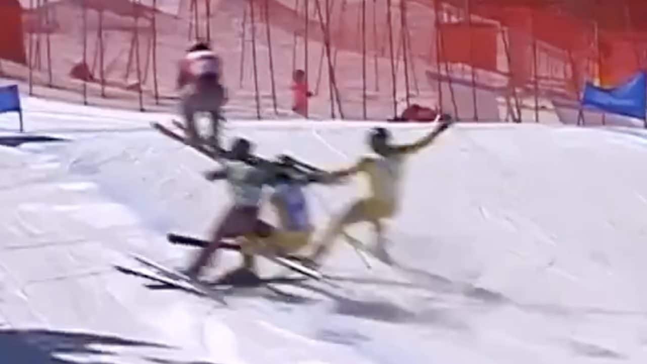 Sciatori travolgono i tifosi, finale surreale: squalificato il vincitore, a podio gli infortunati