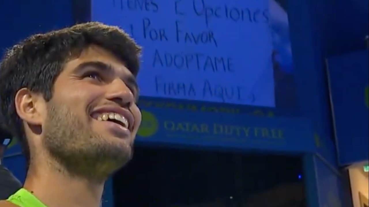 Alcaraz se la ride mentre gioca la finale: ha visto le strane richieste di un tifoso a Doha