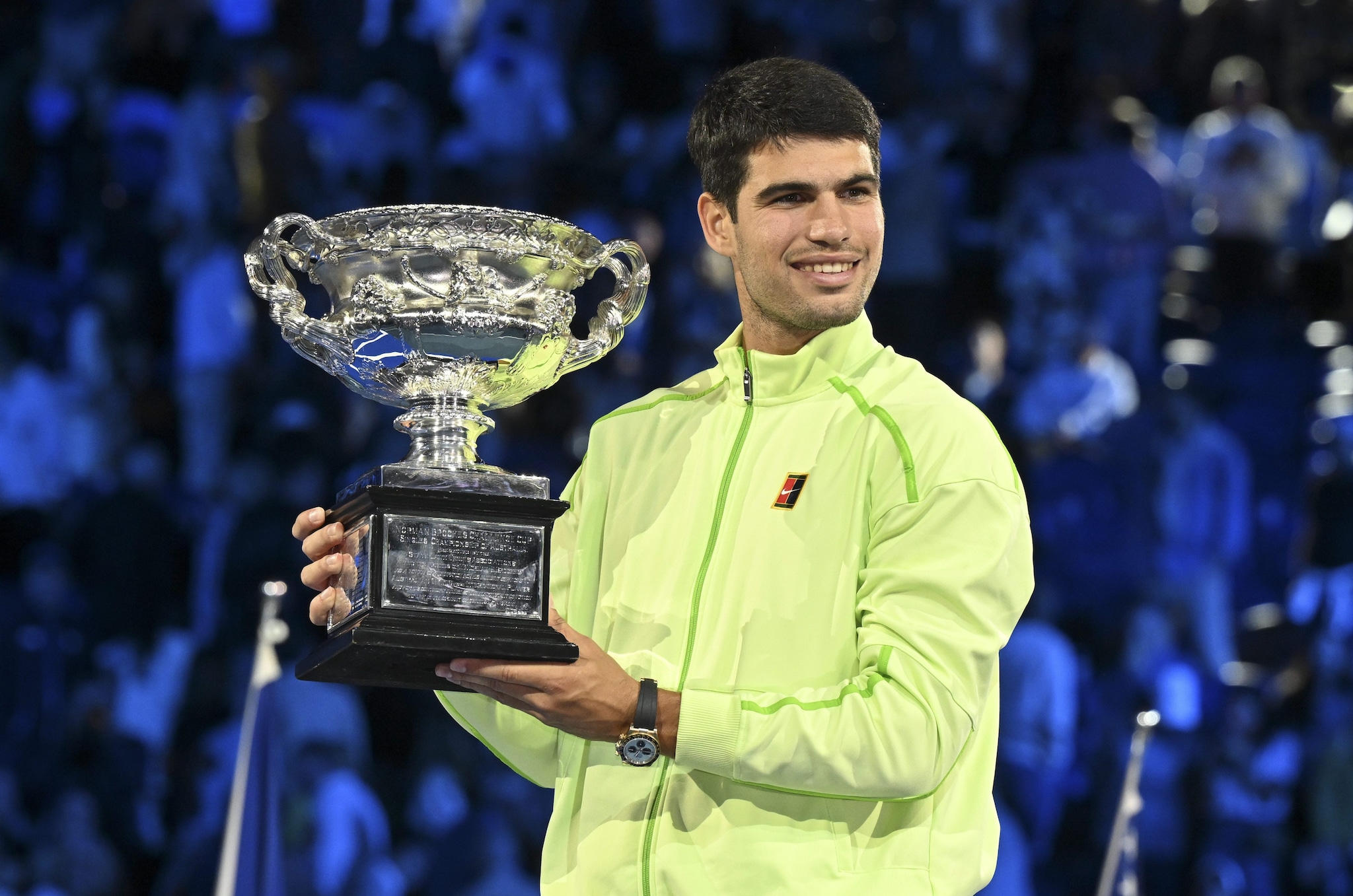 Carlos Alcaraz col trofeo dell’Australian Open 2026: in finale ha battuto Novak Djokovic